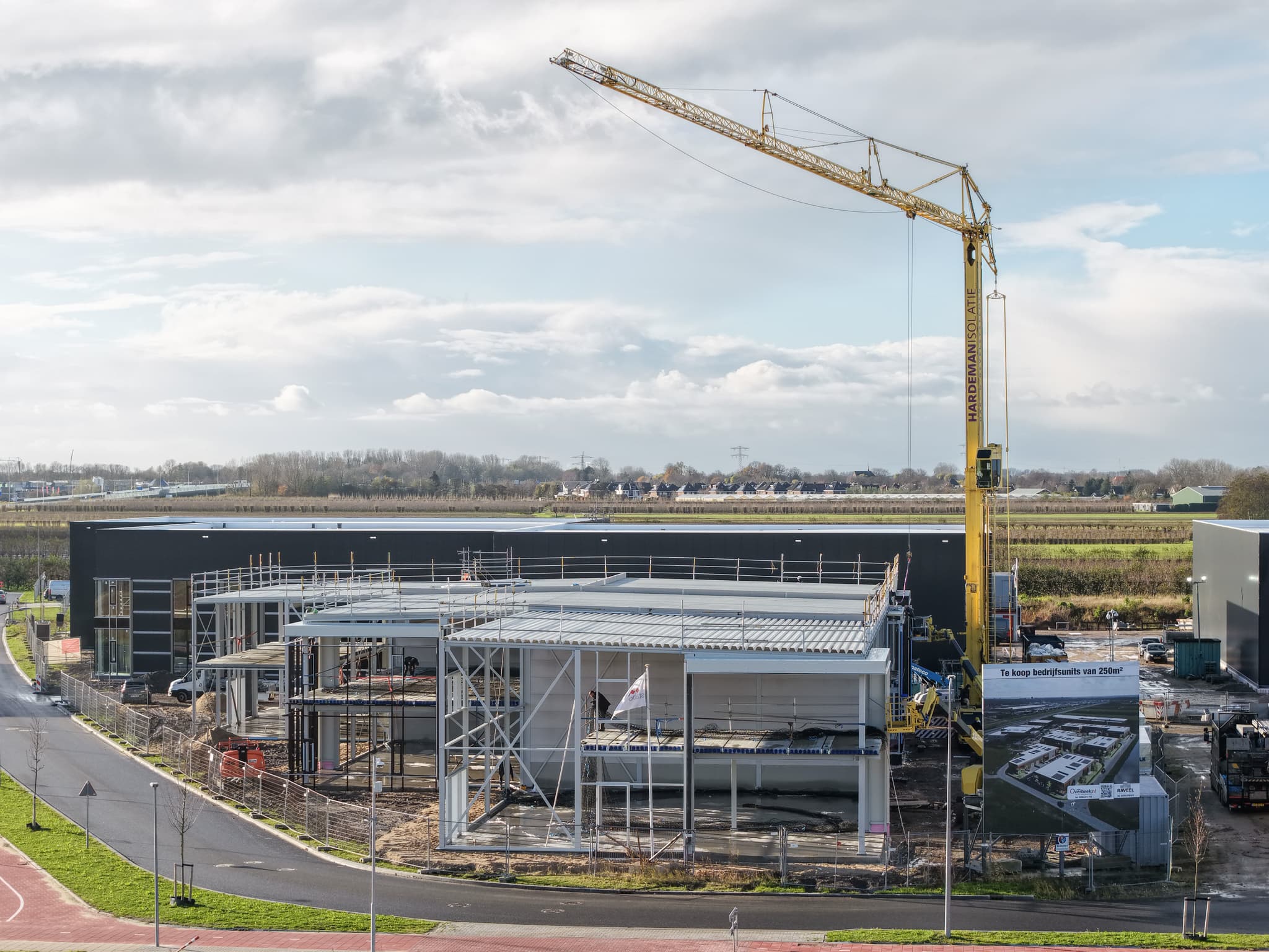 Bouwproject met montage van stalen dak- en gevelbekleding