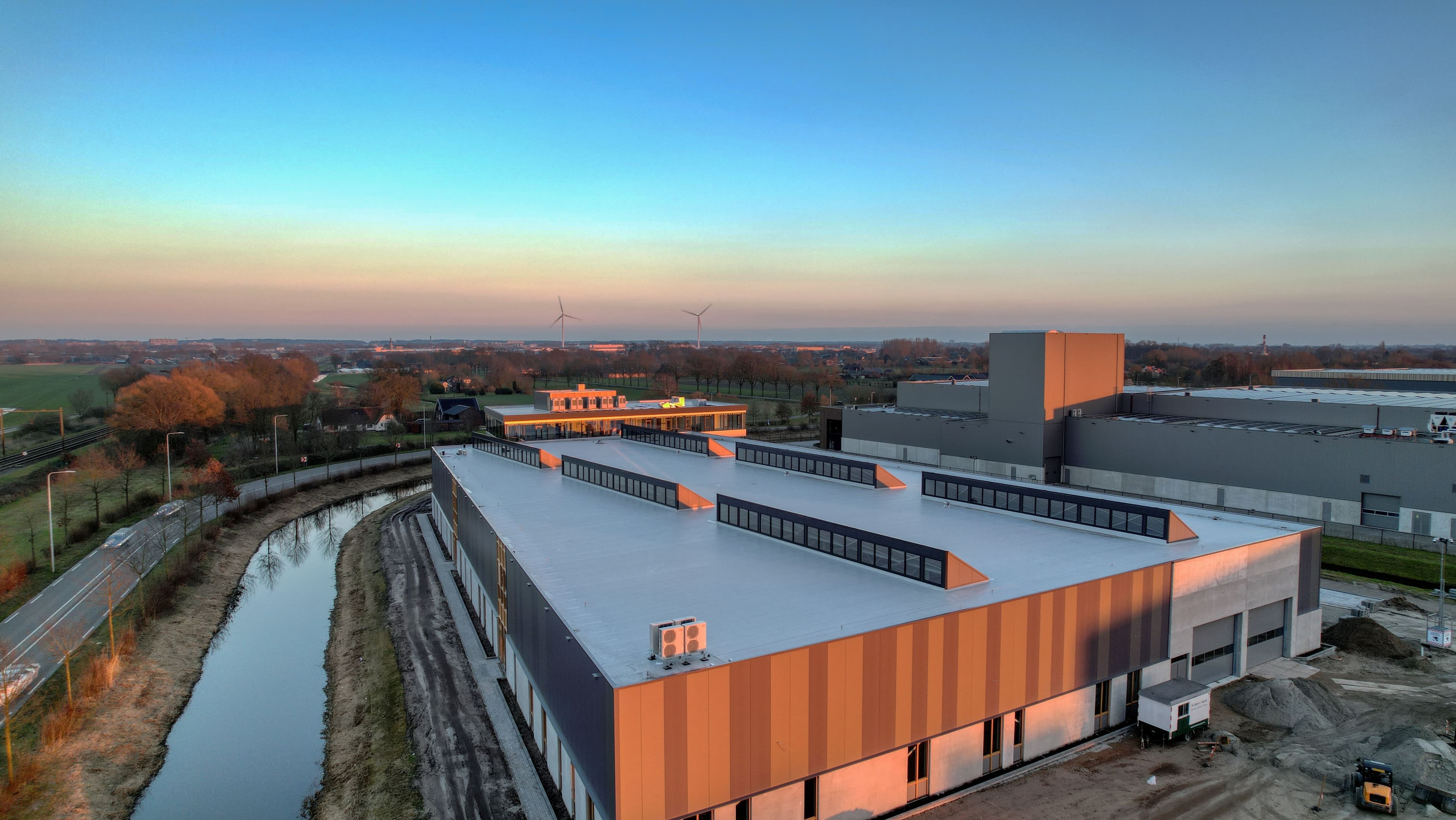 Luchtfoto van het bedrijfspand van PWR Pack in Ede met moderne gevelbekleding
