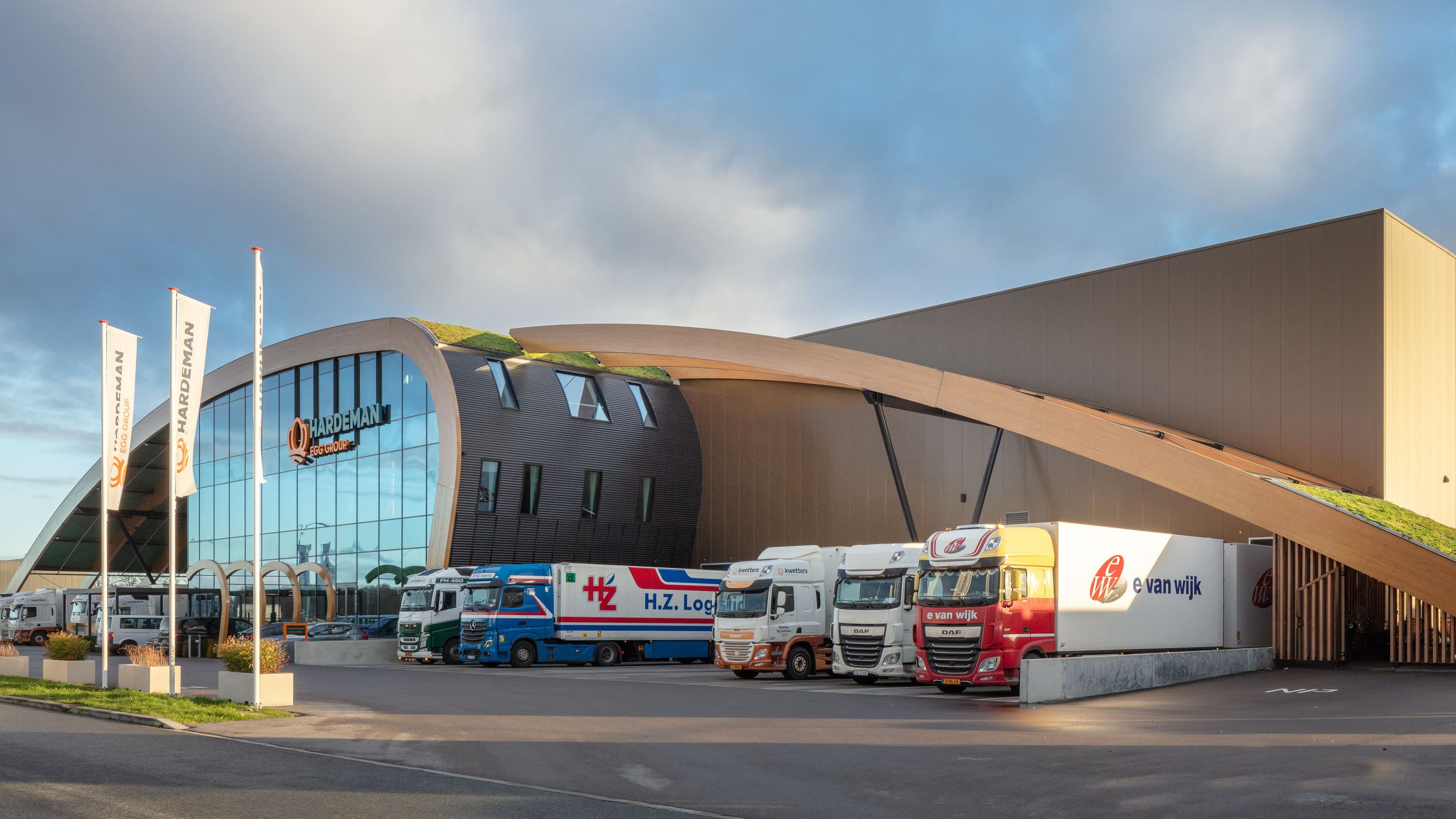 Gevel van het distributiecentrum van Hardeman Egg Group in Barneveld met vrachtwagens