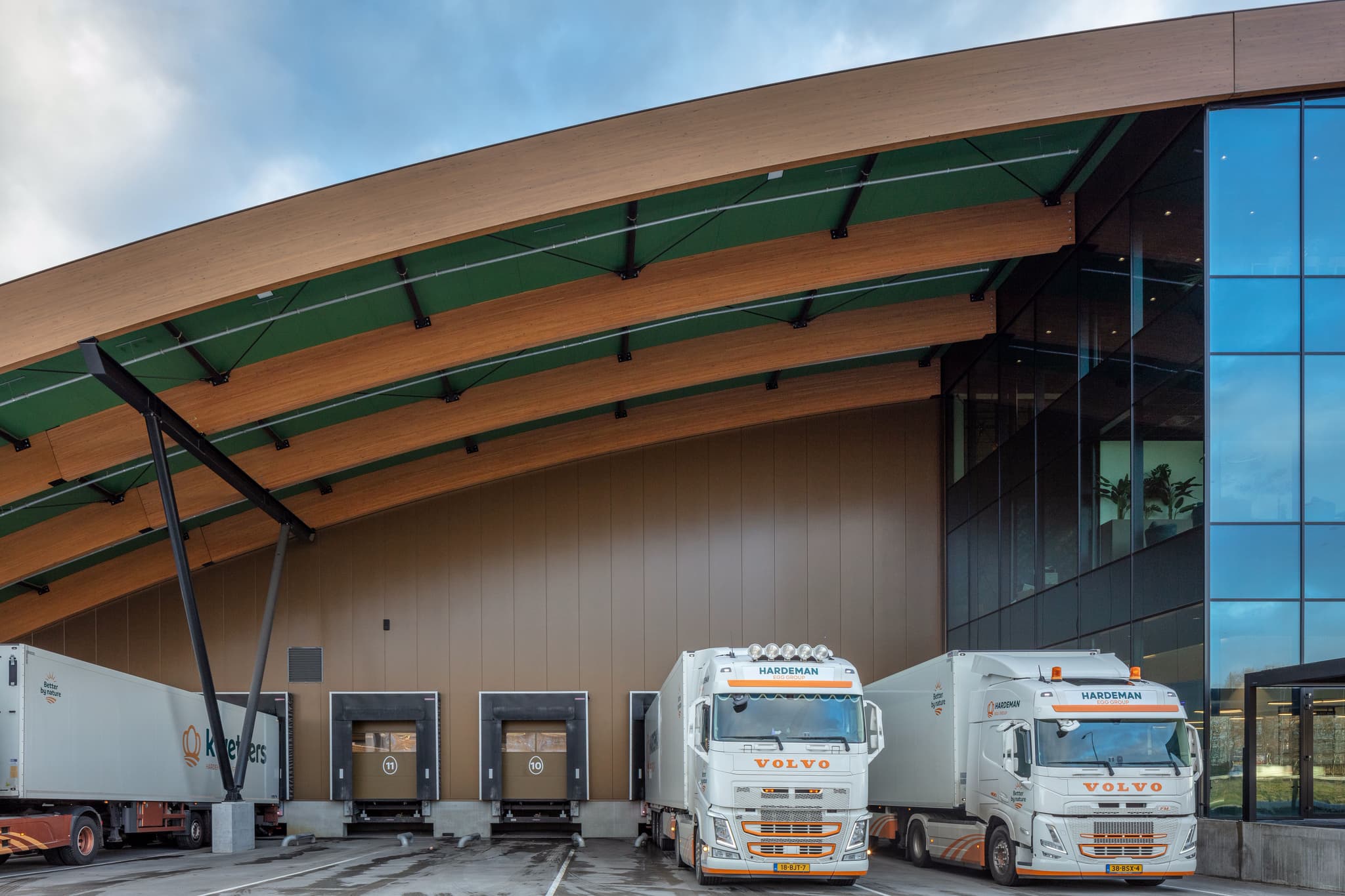 Laadperrons van een modern distributiecentrum met vrachtwagens aan de docks