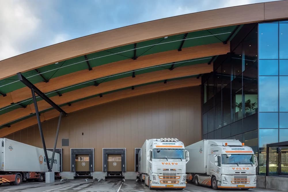Laadperrons van een modern distributiecentrum met vrachtwagens aan de docks