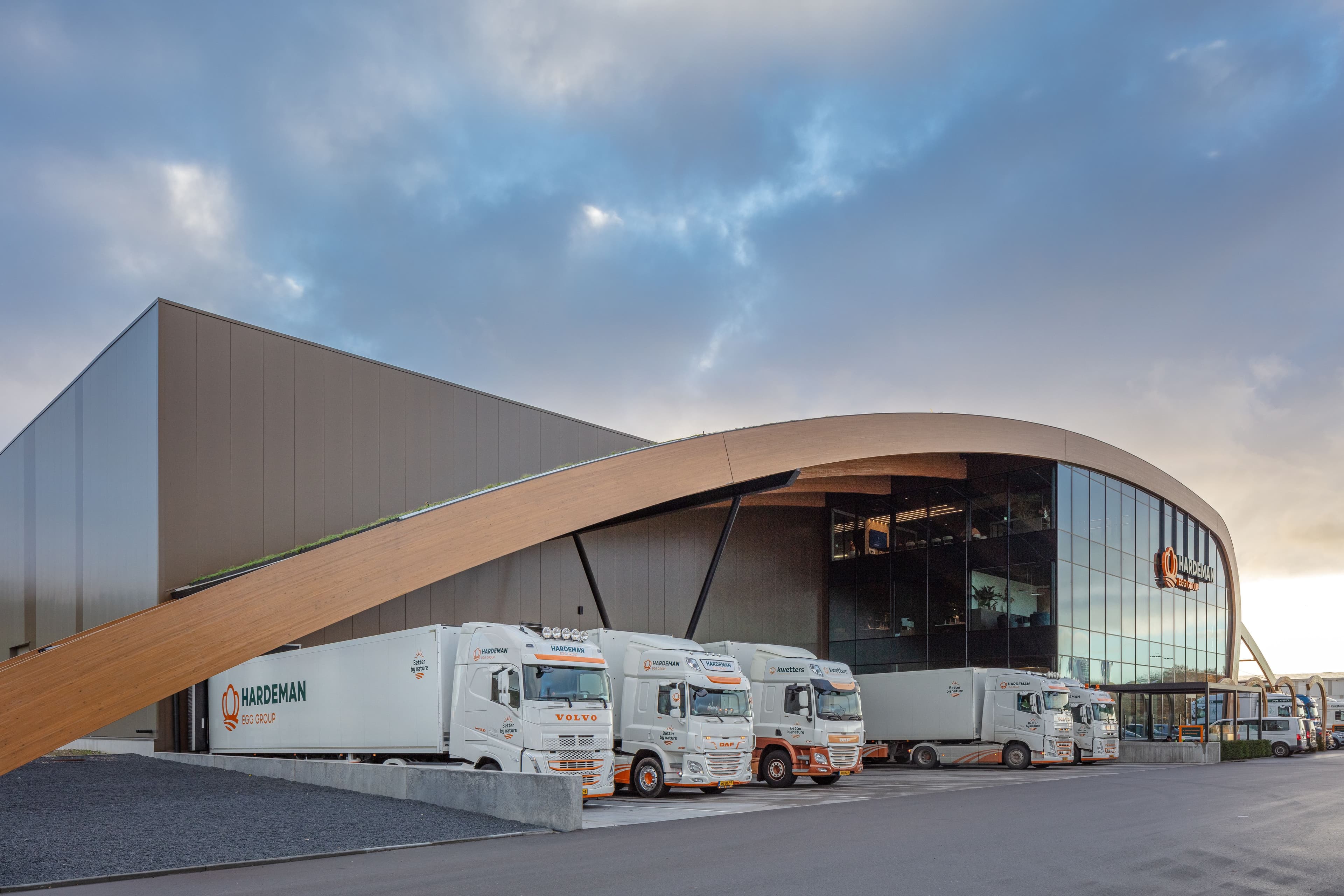 Entree van het distributiecentrum van Hardeman Egg Group in Barneveld met vrachtwagens