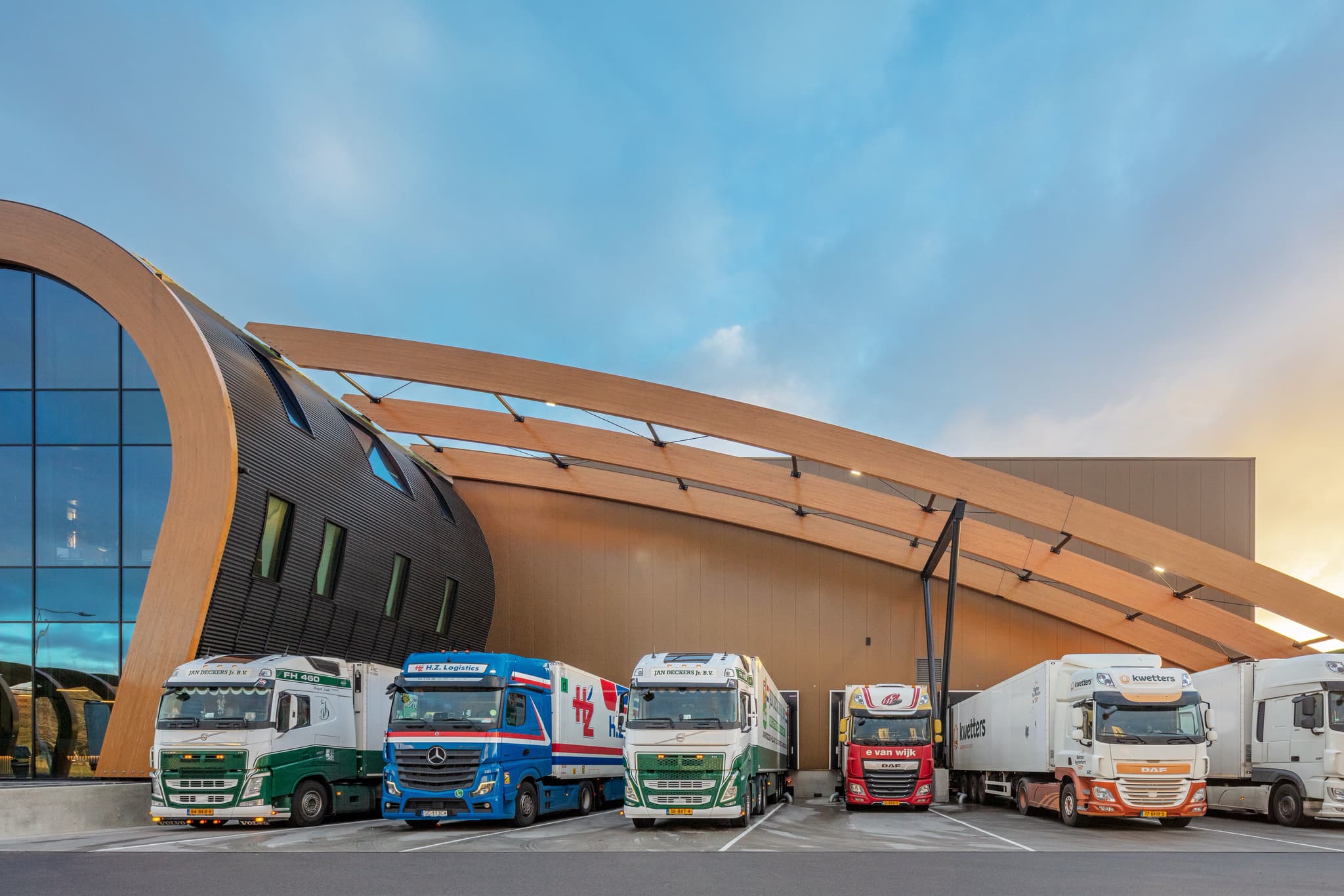 Distributiecentrum van Hardeman Egg Group in Barneveld met vrachtwagens bij de entree