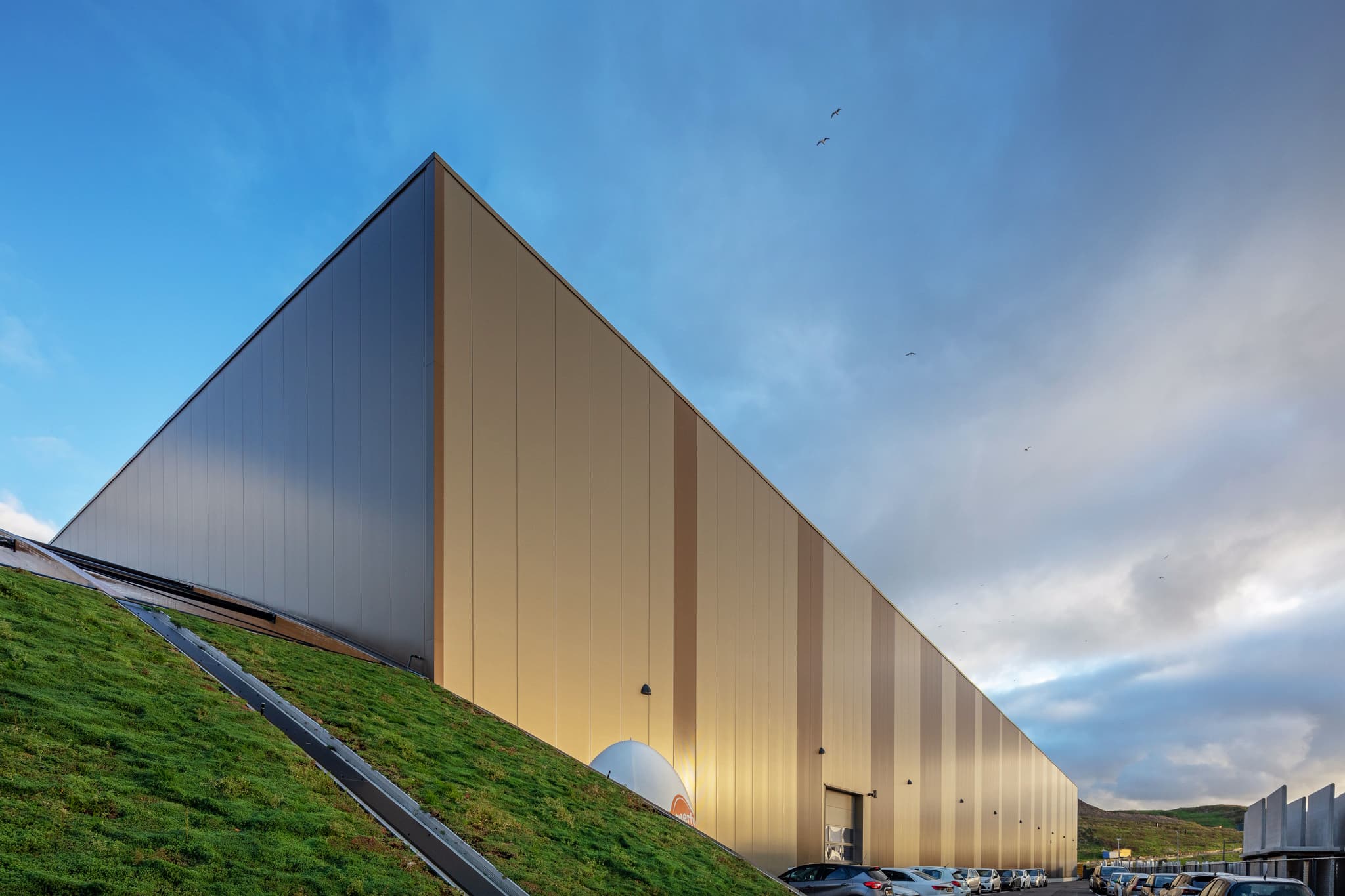 Sandwich wandpanelen voor buiten toegepast bij bedrijfshal Hardeman Egg Group Barneveld