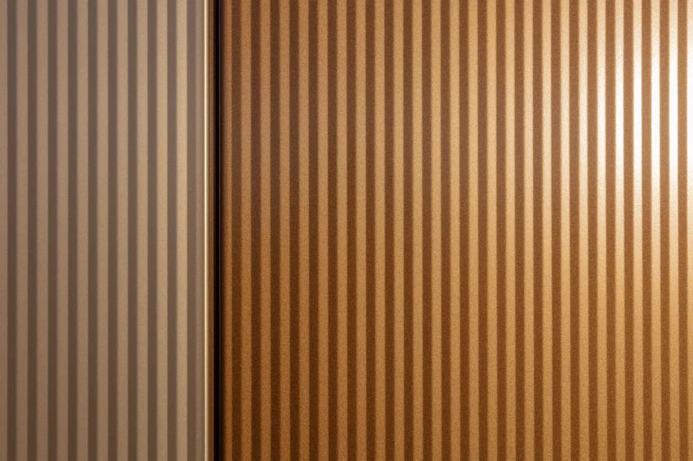 Bronskleurige gevelpanelen met profiel toegepast bij Hardeman Egg Group Barneveld