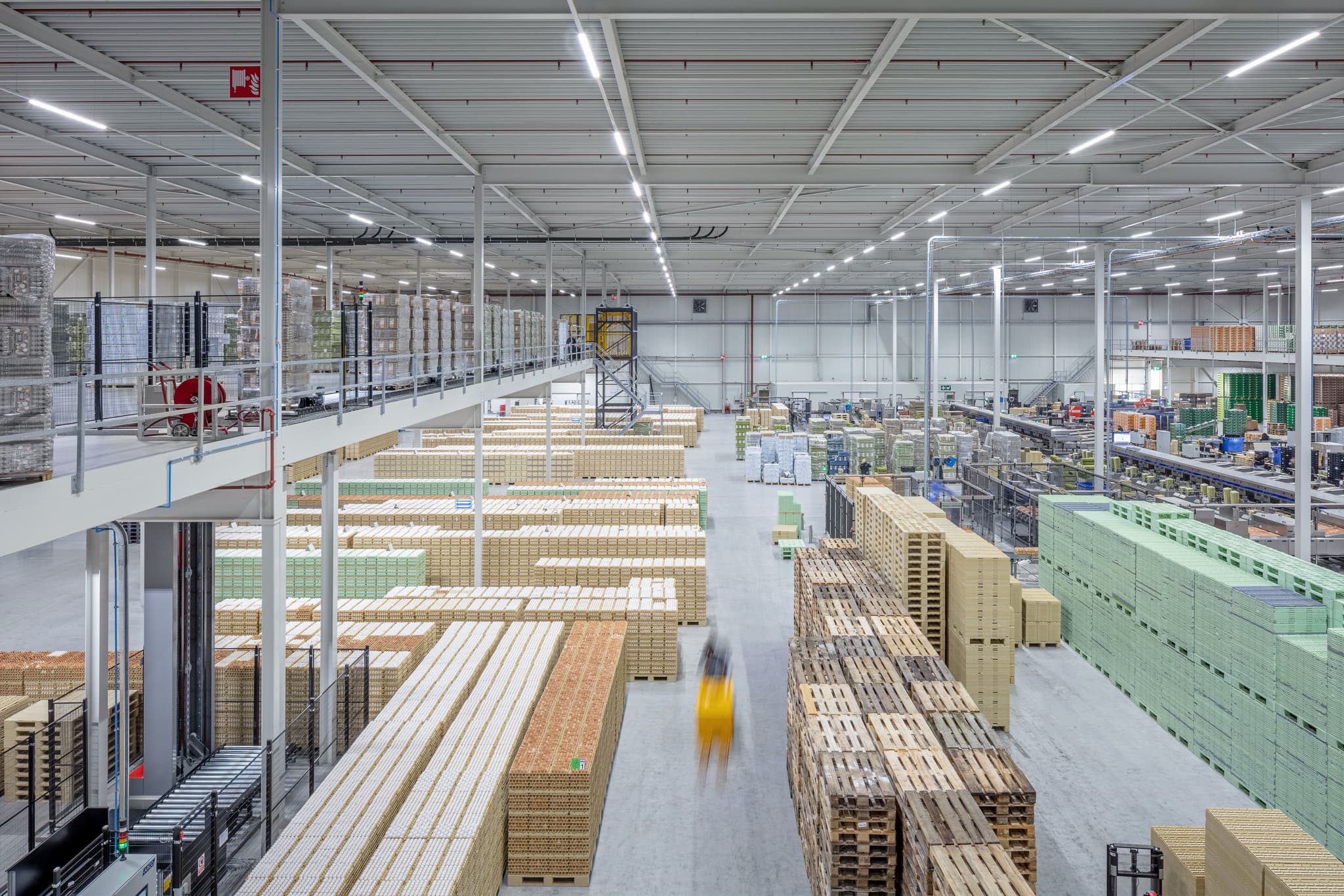 Interieur van de productiehal van Hardeman Egg Group in Barneveld
