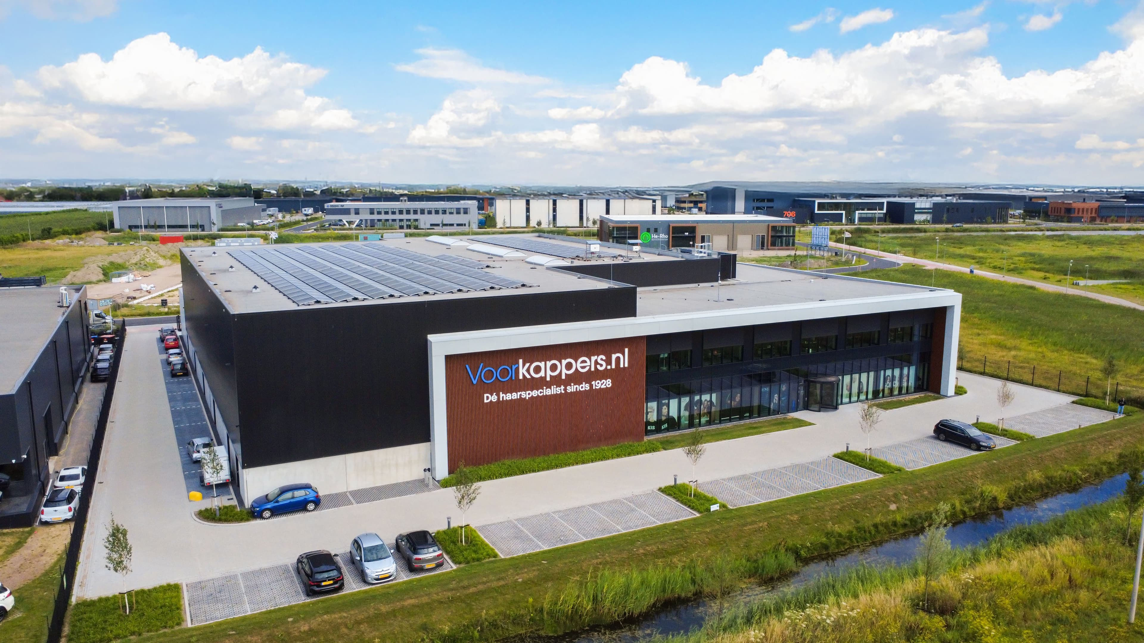 Luchtfoto van het bedrijfspand van VoorKappers.nl in Zwaag met composiet gevelbekleding en sandwichpanelen