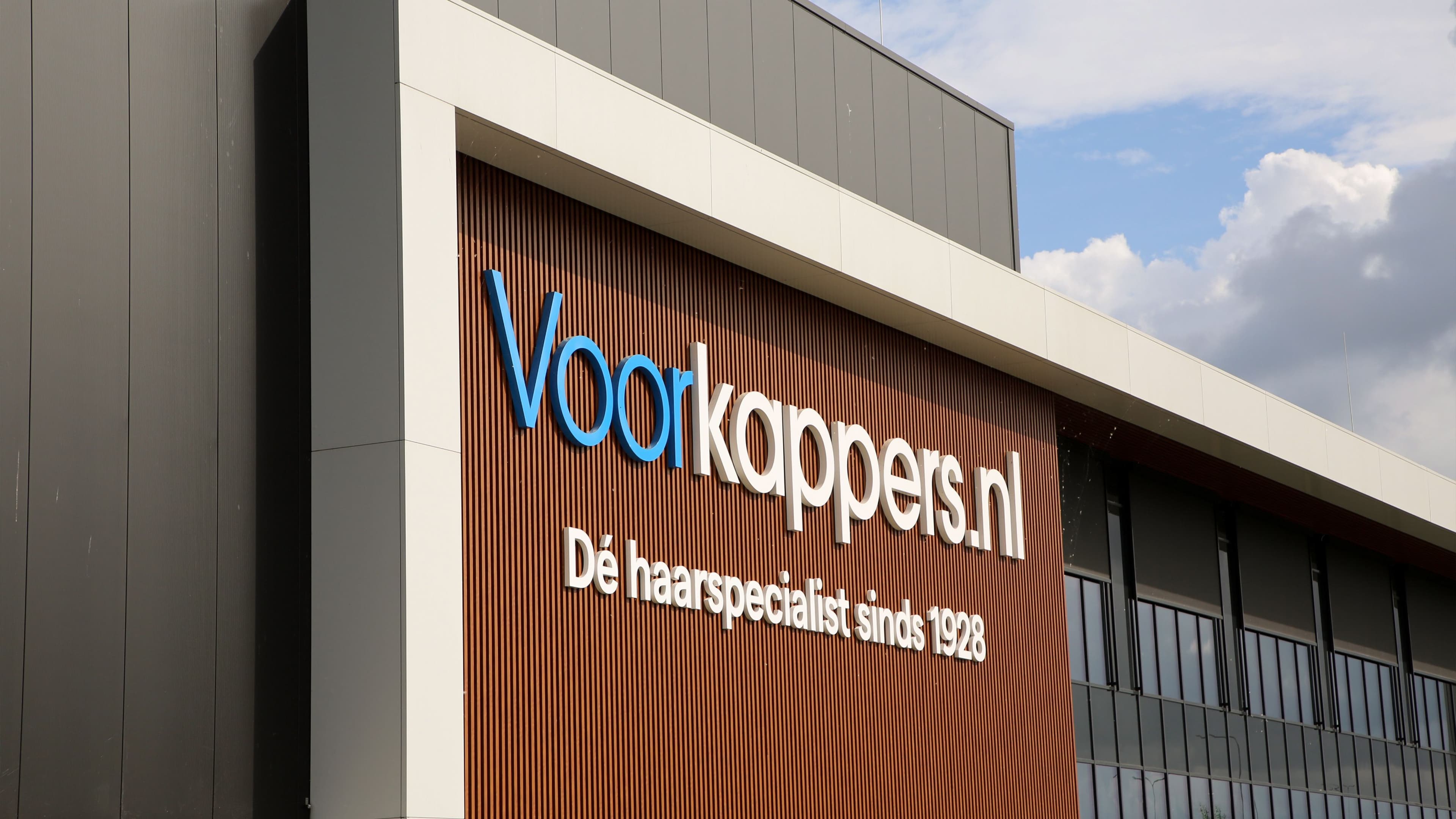 Bedrijfspand Voorkappers Zwaag met composiet gevelbekleding in houtlook