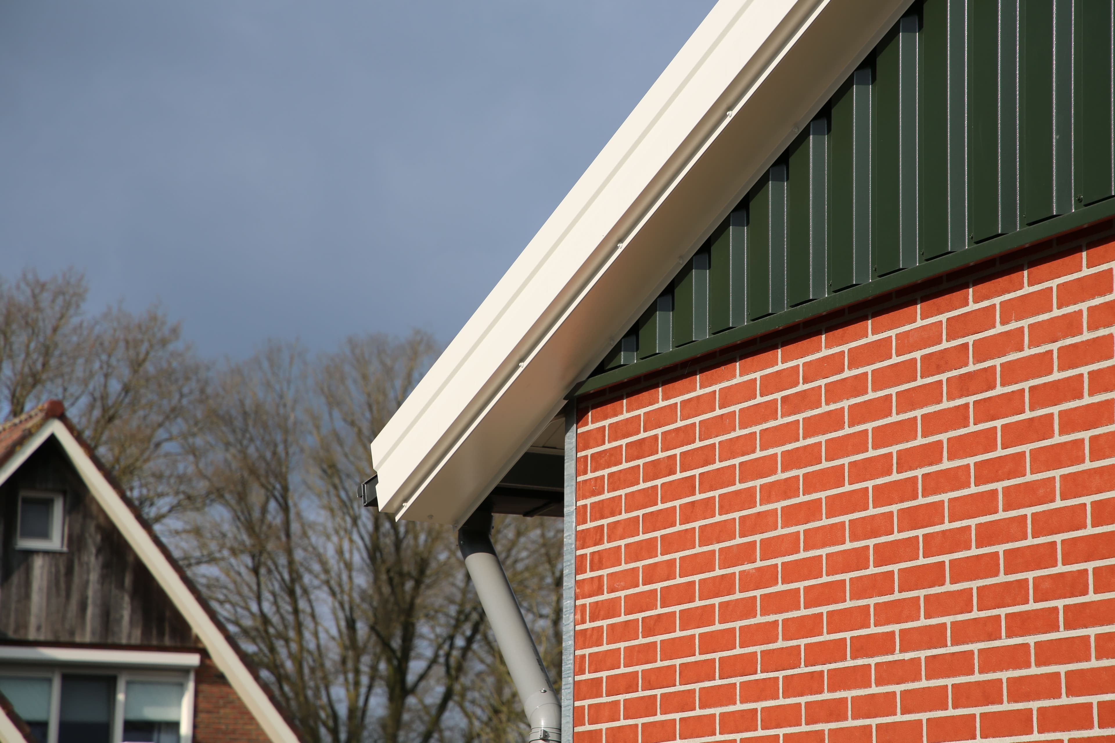 Dakrand en gevel van de melkveestal in Bornerbroek met damwandprofielen