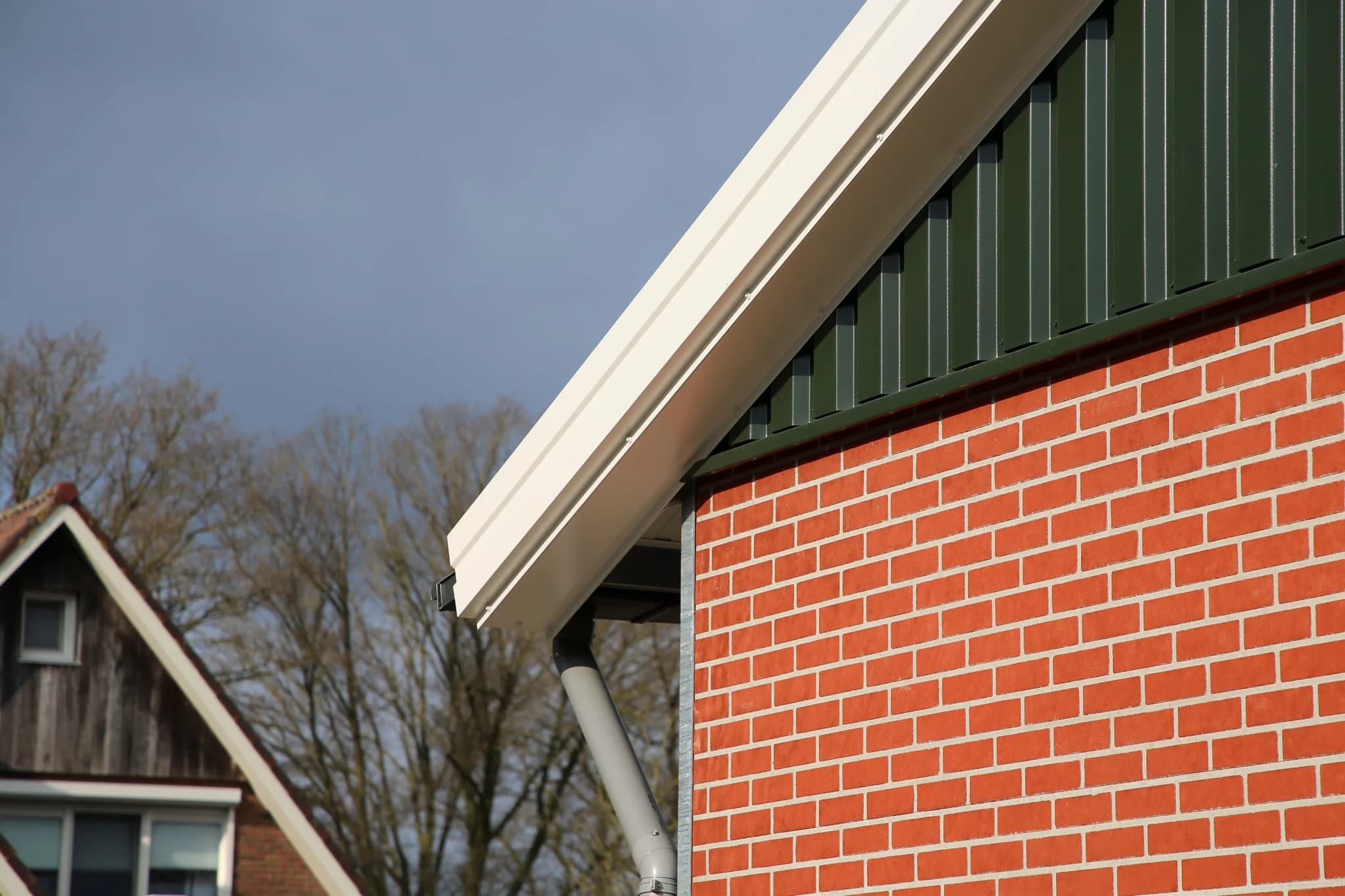 Dakrand en gevel van de melkveestal in Bornerbroek met damwandprofielen