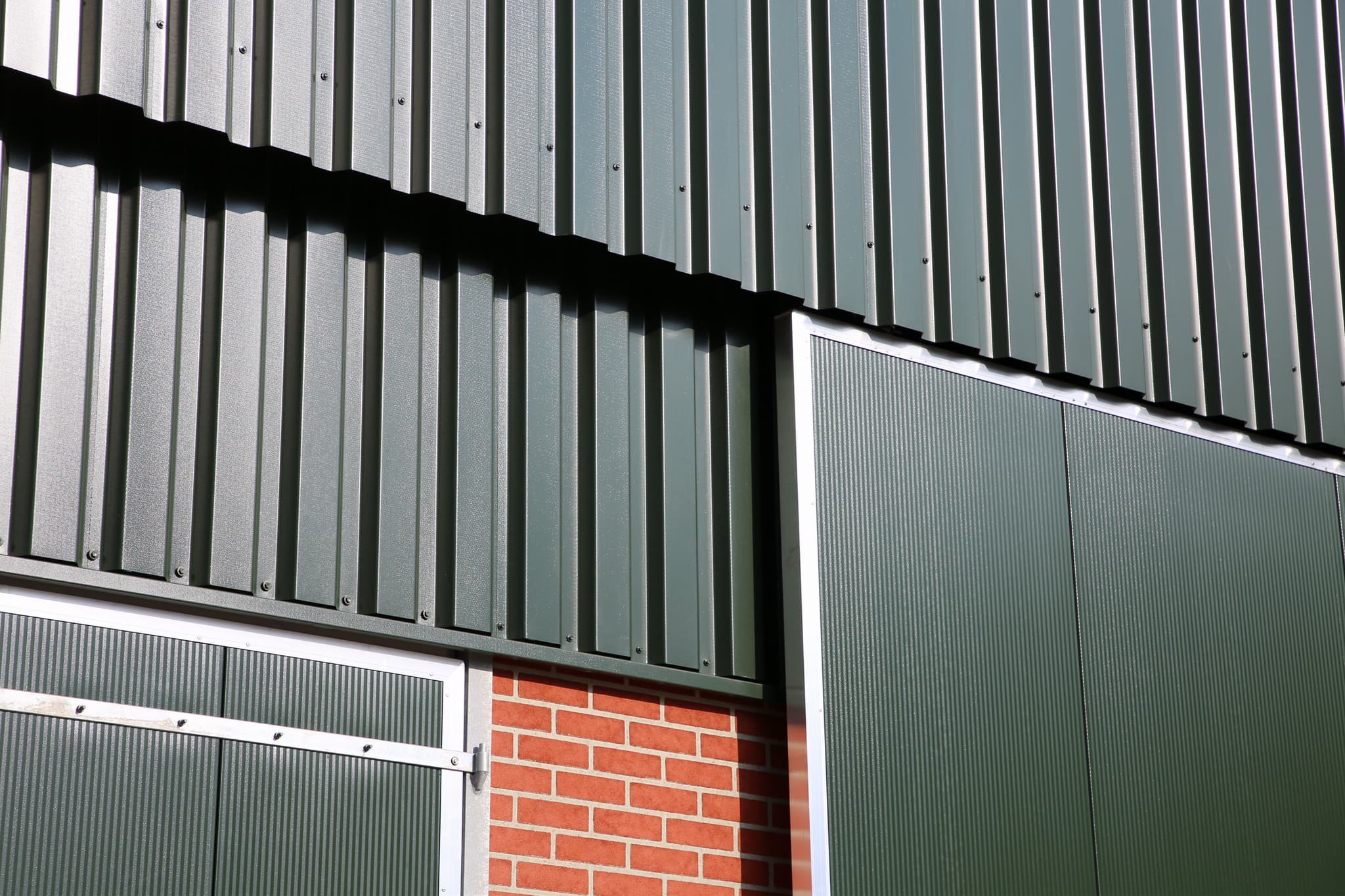 Gevelbeplating van de melkveestal in Bornerbroek met damwandprofielen