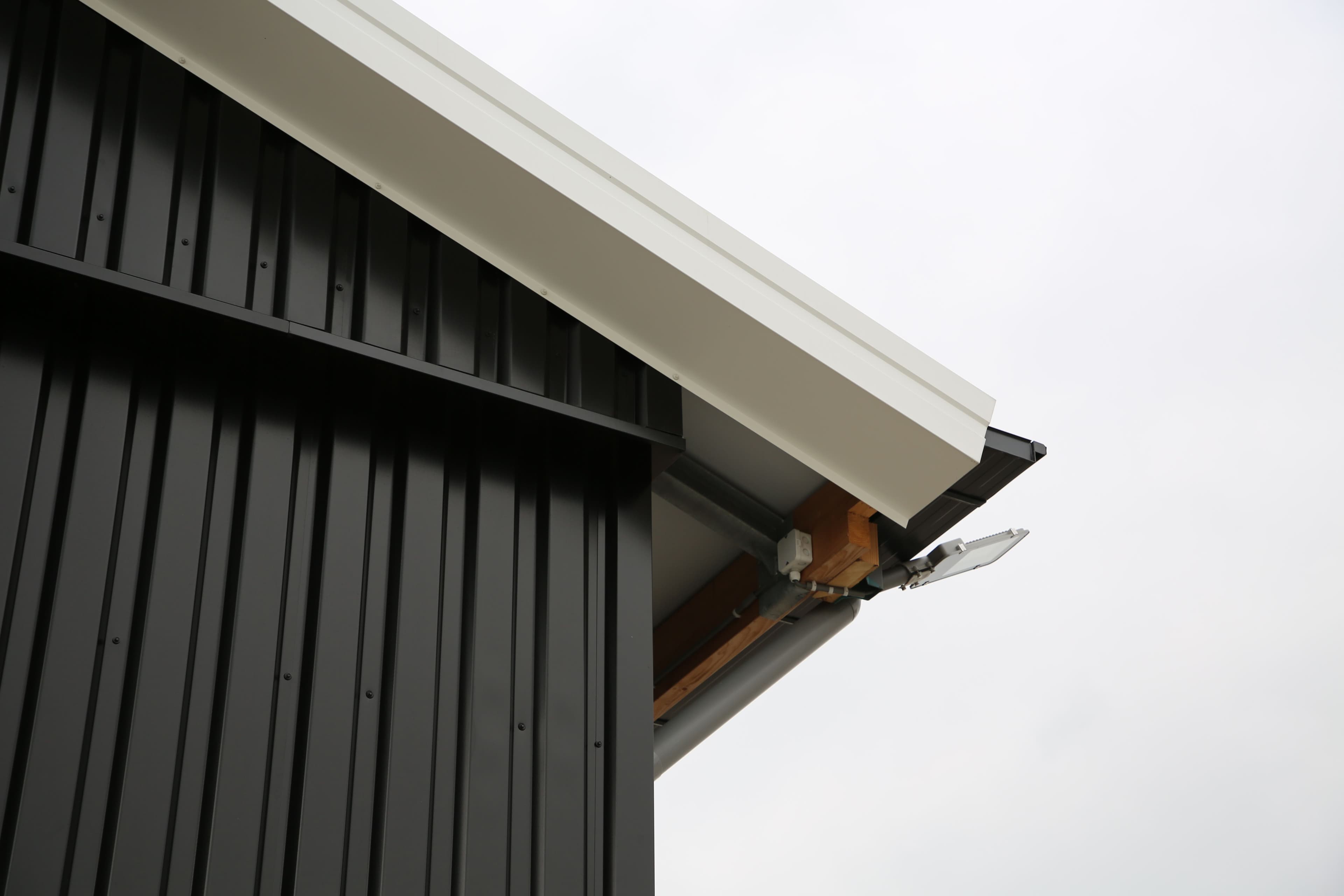 Dakrand en gevelbeplating van de agrarische opslagloods in Delden