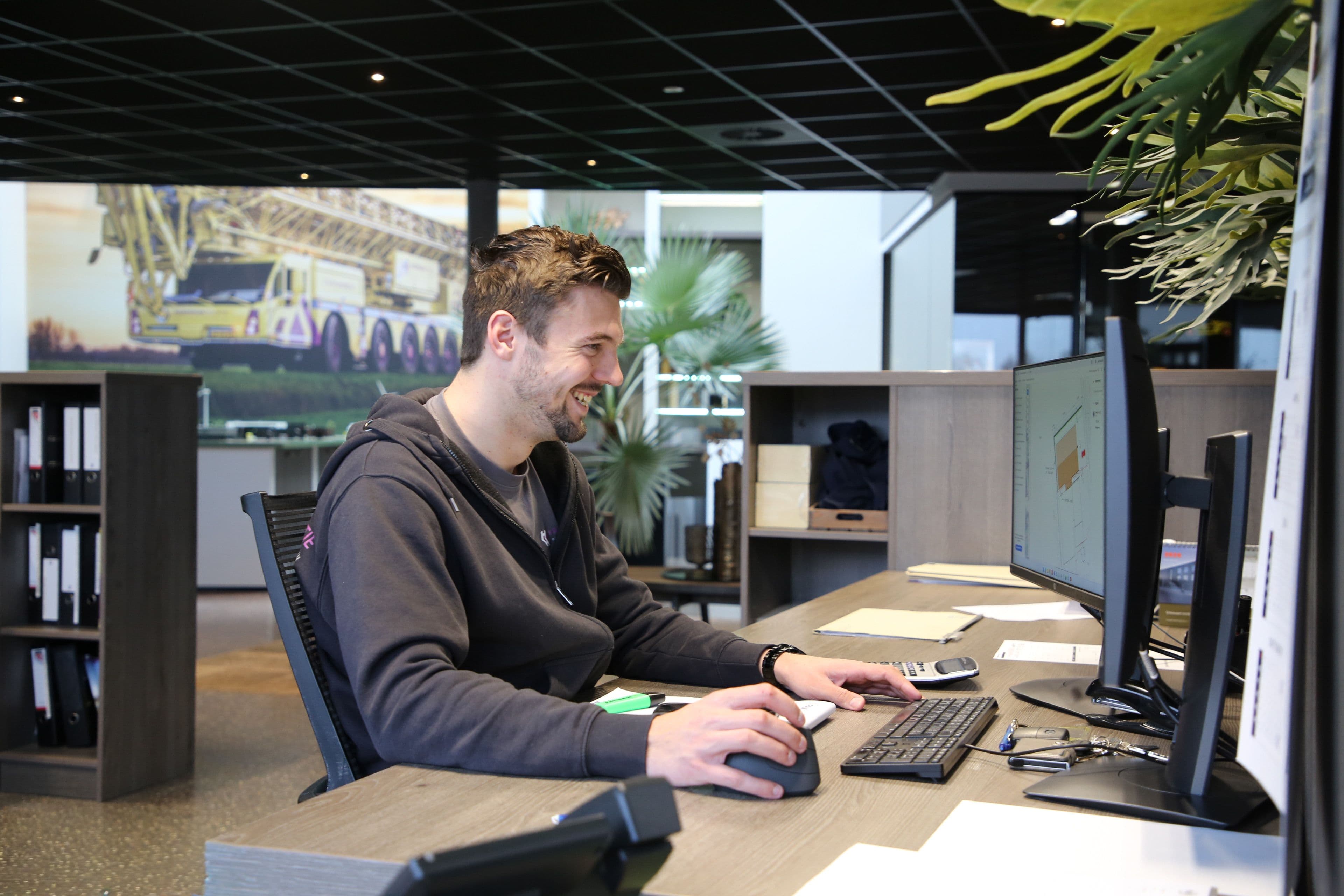 Werkvoorbereider achter bureau