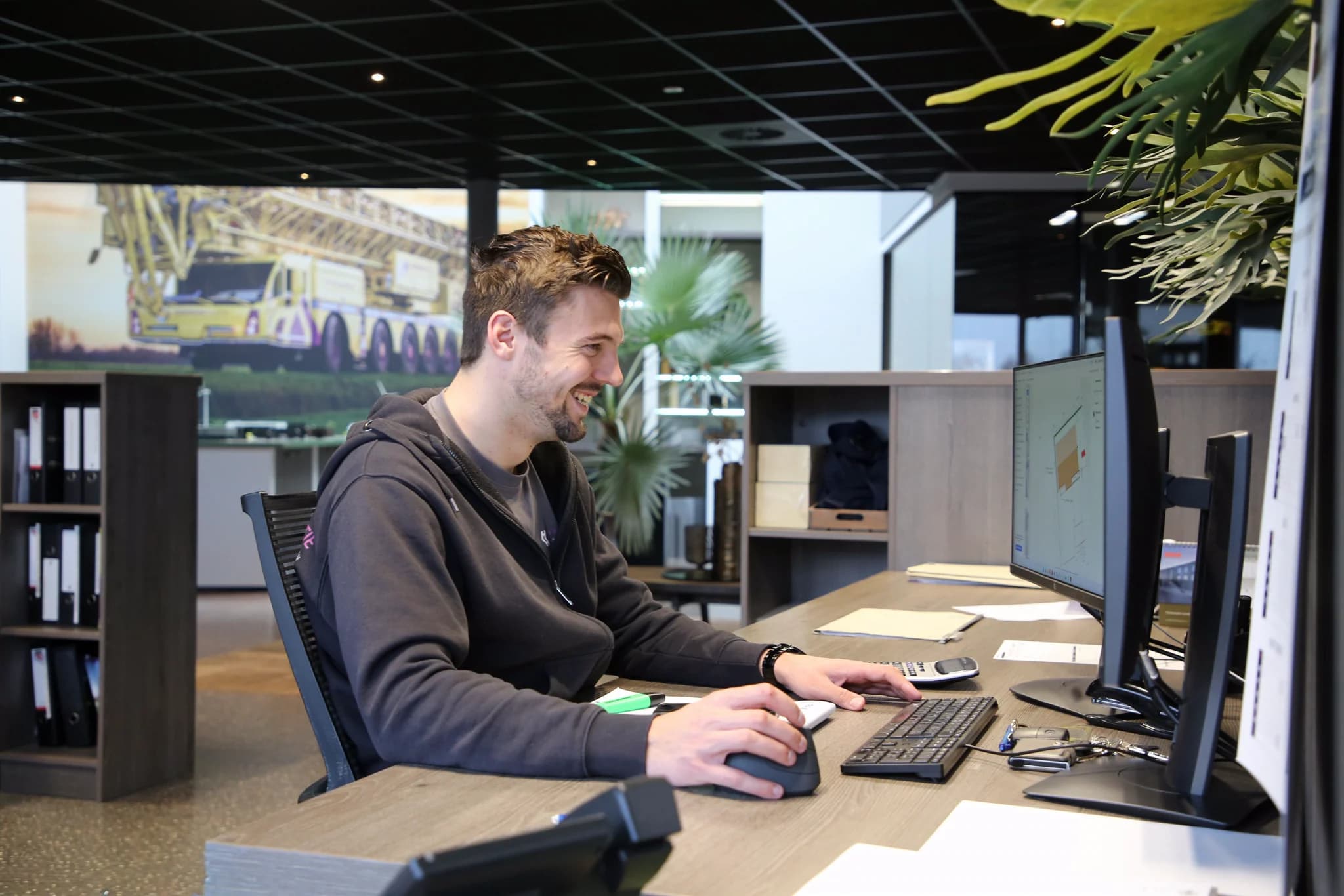 Werkvoorbereider achter bureau