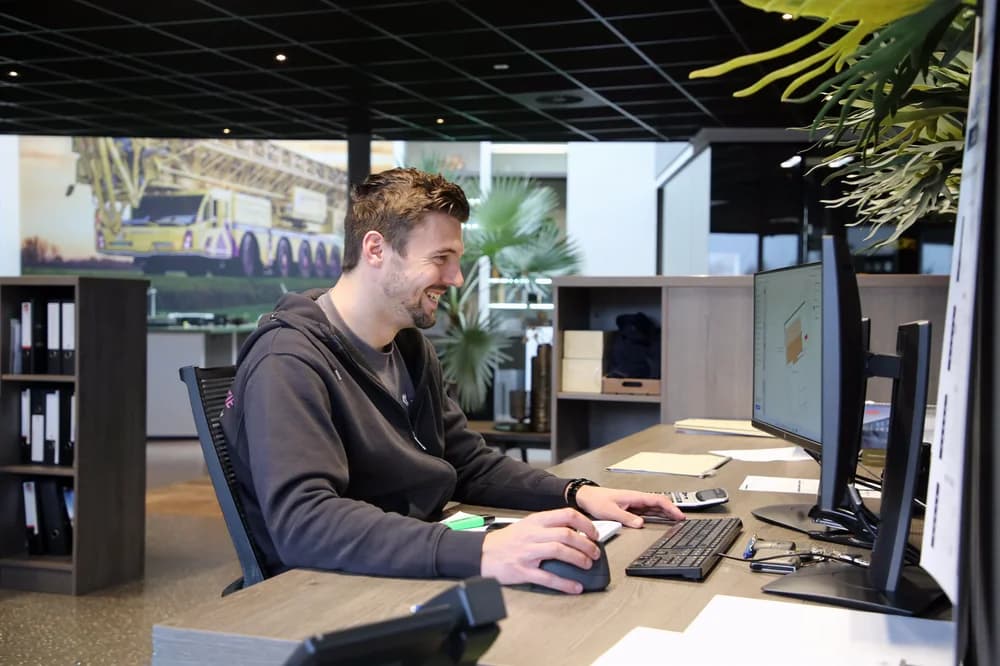 Werkvoorbereider achter bureau