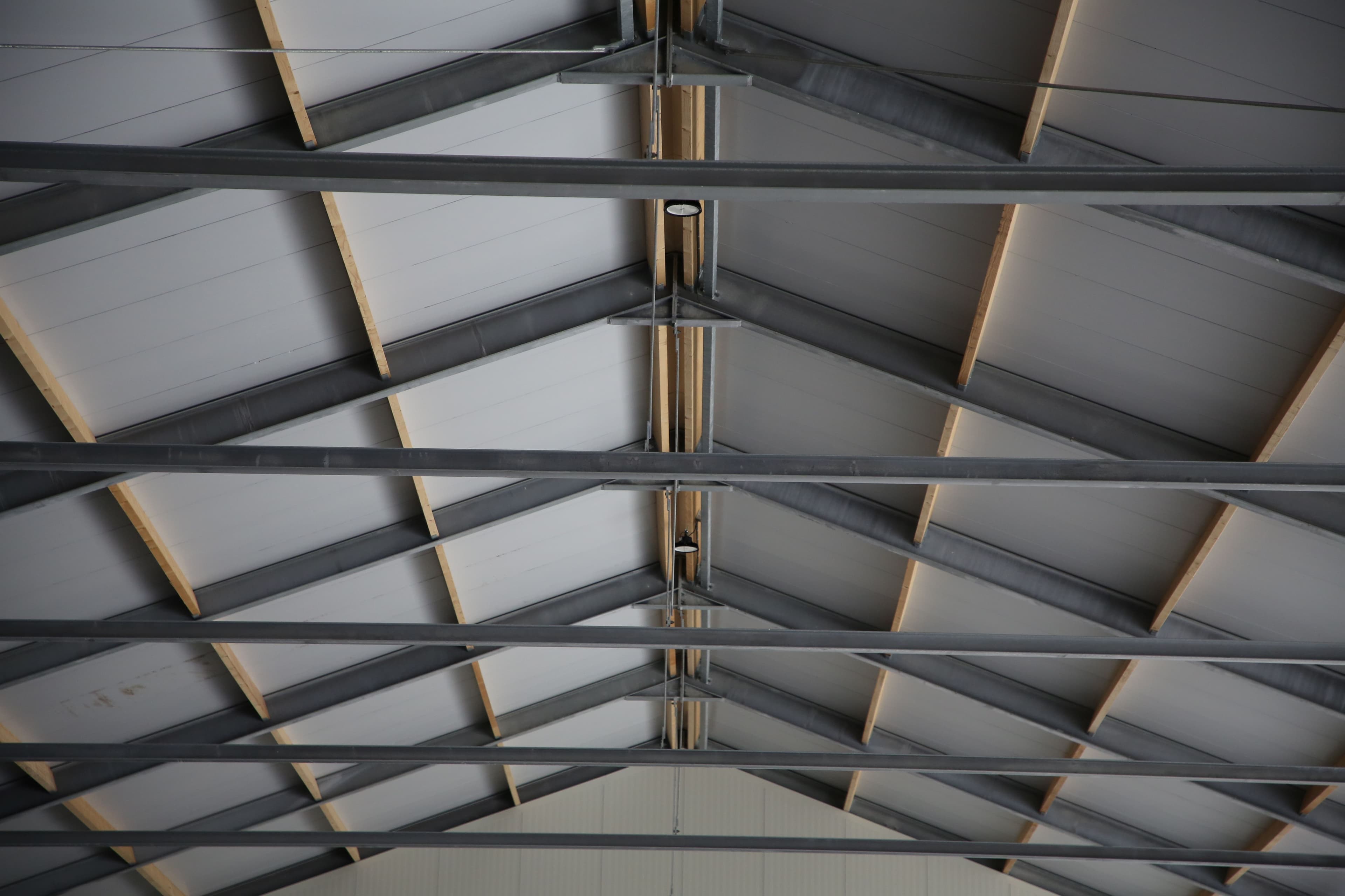 Binnenzijde van de opslagloods in Delden met stalen dakconstructie en geïsoleerde dakpanelen