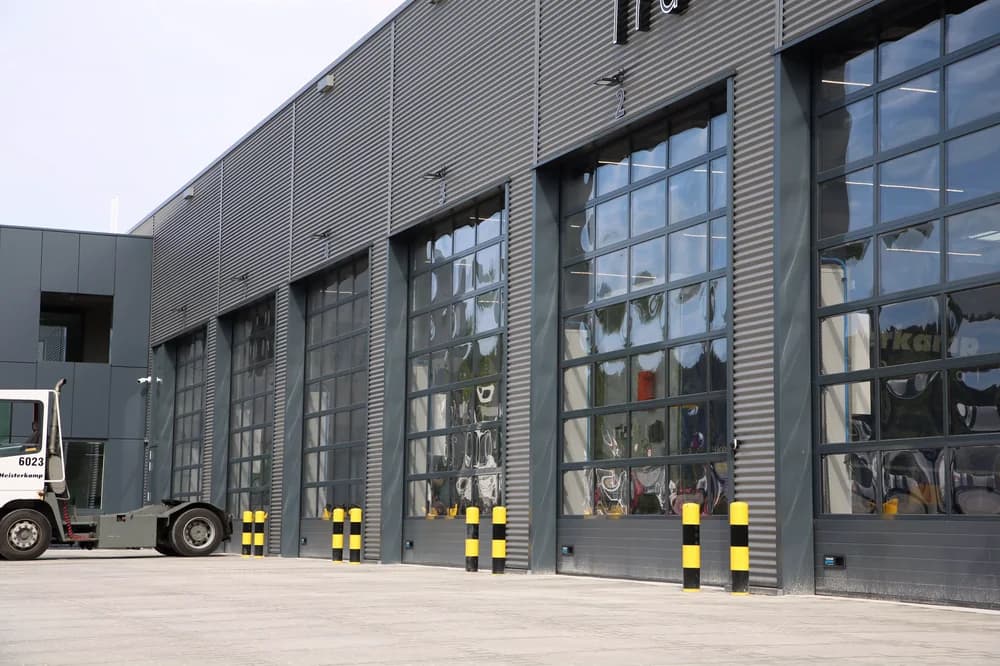 Bedrijfshal met metalen gevelbekleding en industriële overheaddeuren
