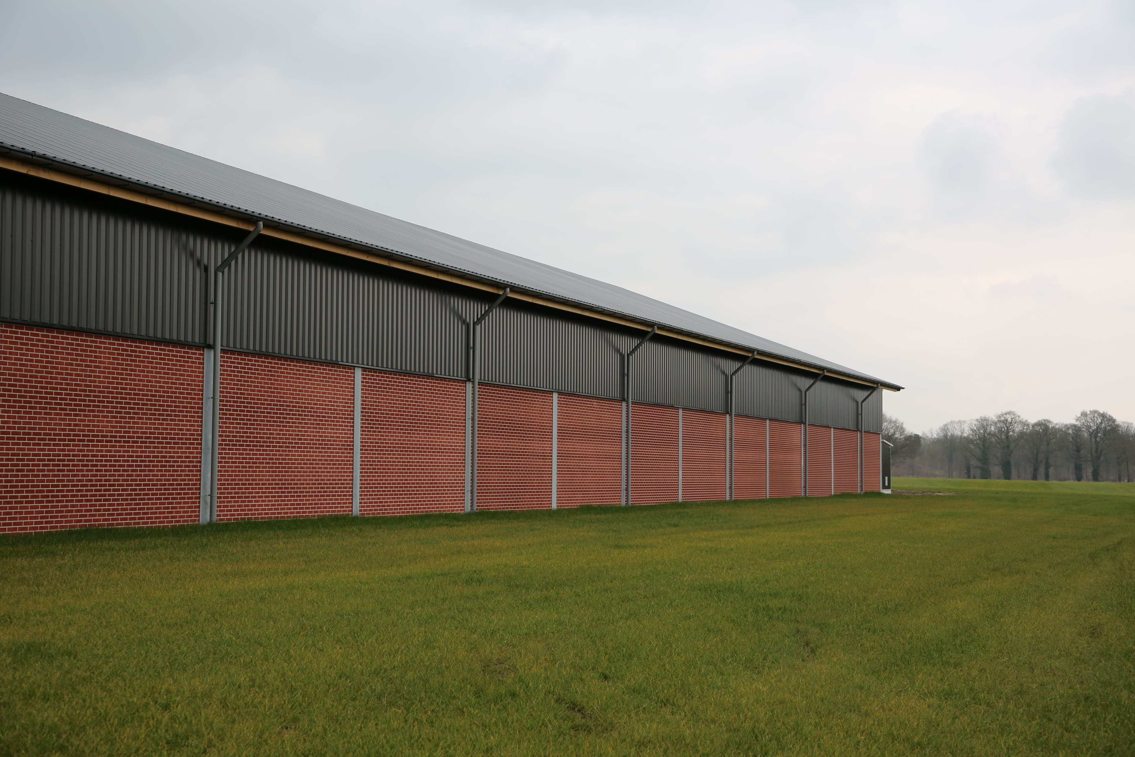 Gevel van de agrarische opslagloods in Delden met stalen gevelbeplating