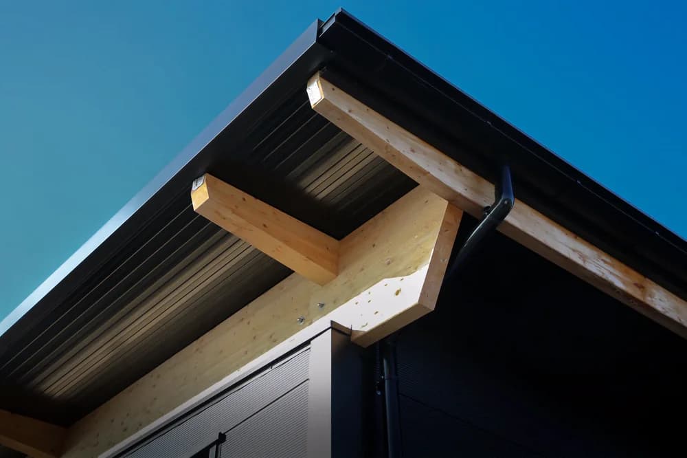 Dakdetail van het bedrijfsgebouw van Vrijuit Campers met moderne dak- en gevelafwerking