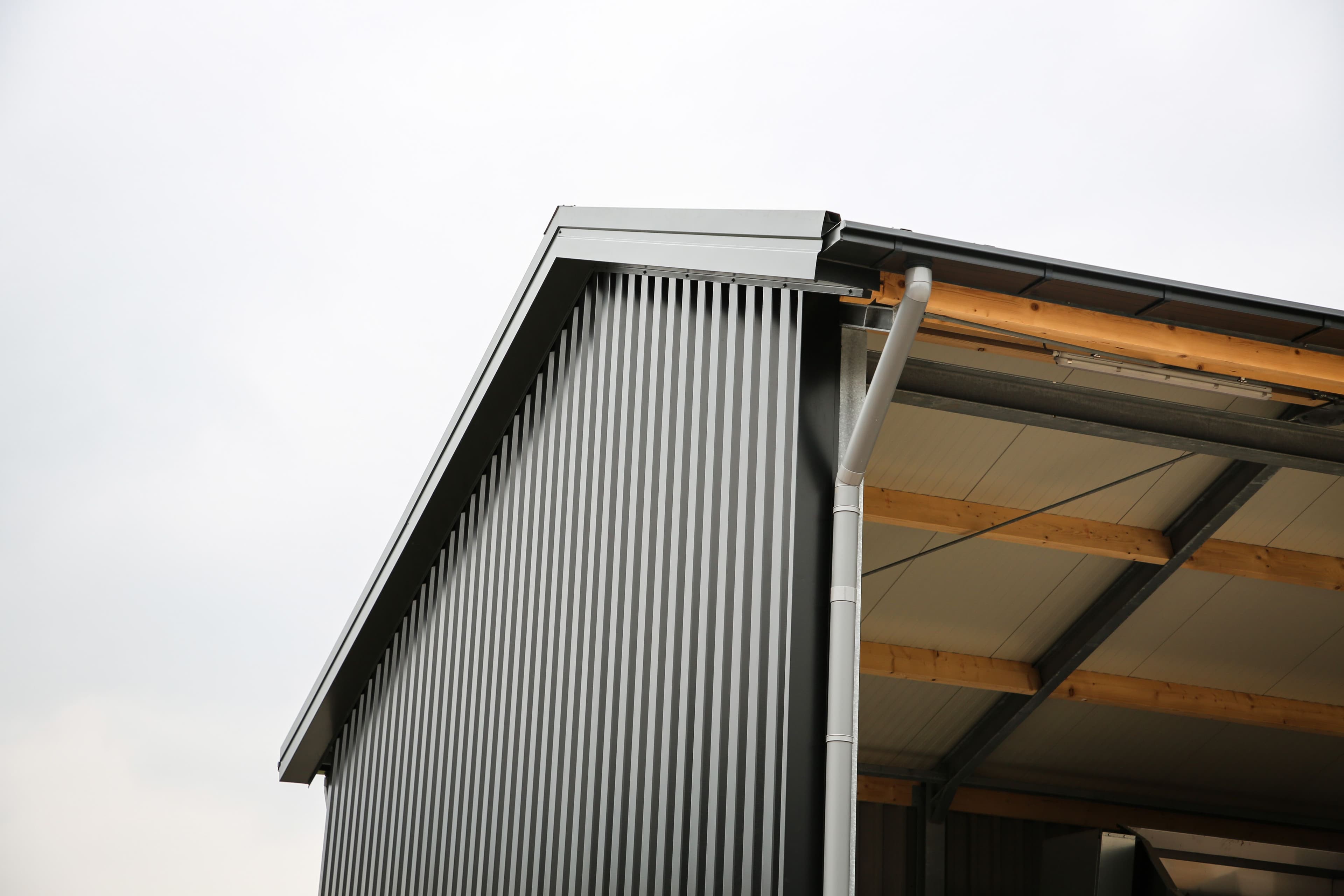 Gevelbeplating van de voerkeuken in Deuringen met damwandprofielen