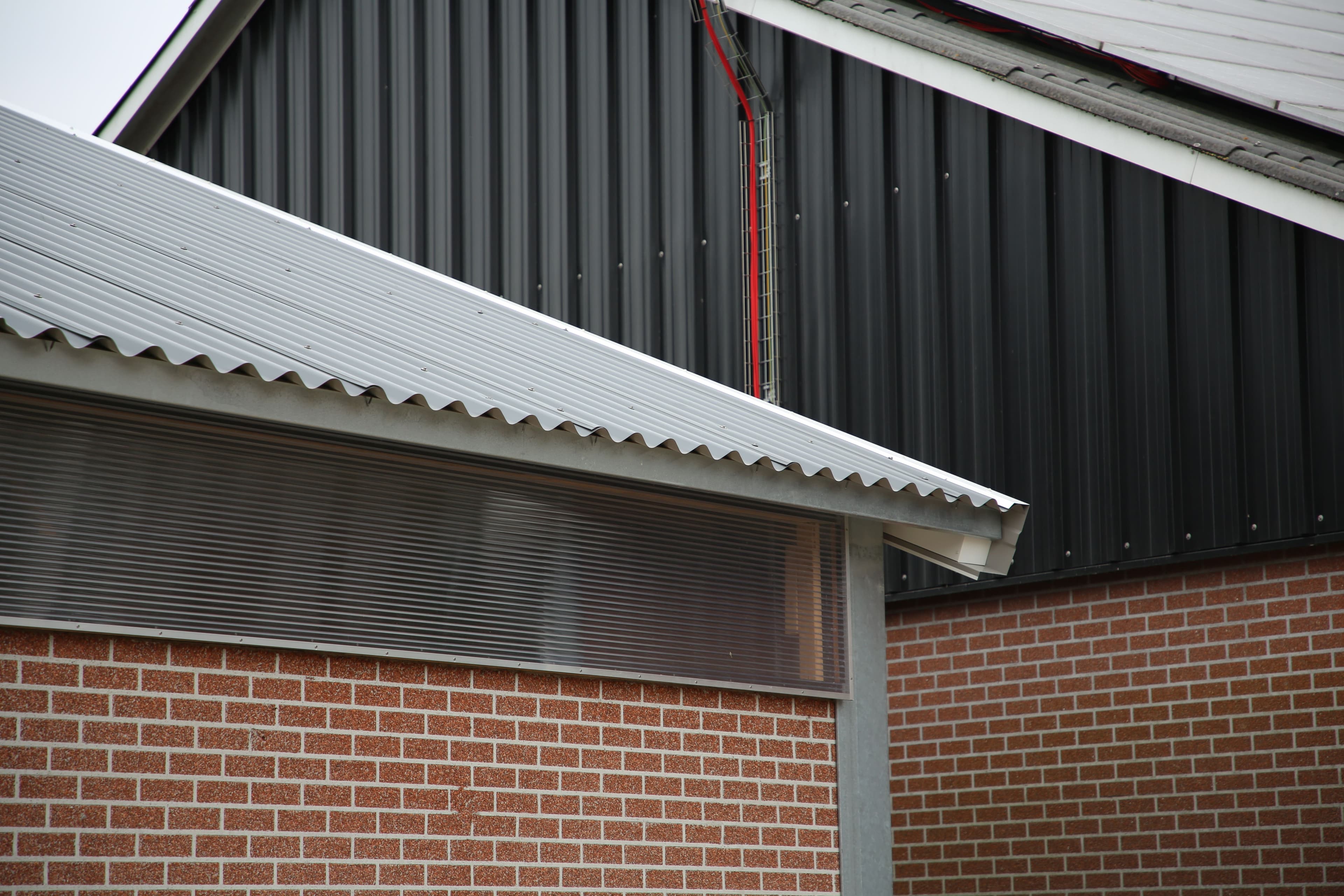 Gevel en dakoverstek van de kalverstal van Vrielink in Rossum