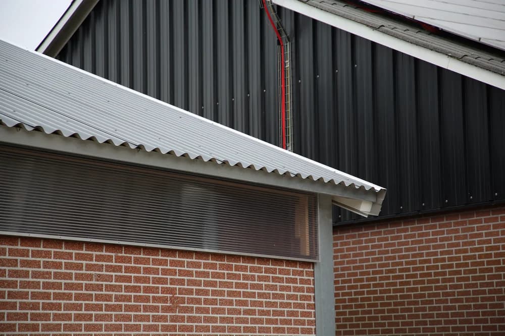 Gevel en dakoverstek van de kalverstal van Vrielink in Rossum