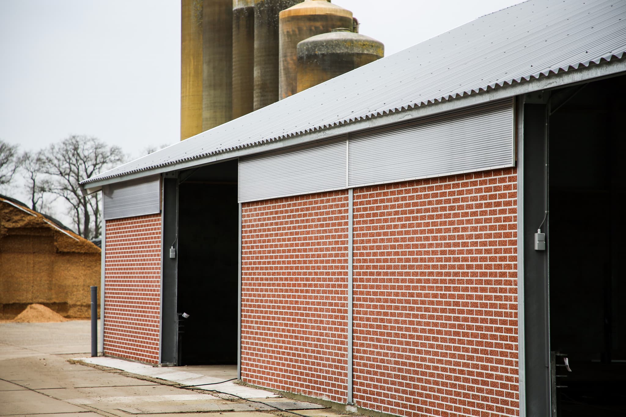 Gevel van de kalverstal van Vrielink in Rossum met geïsoleerde wandpanelen