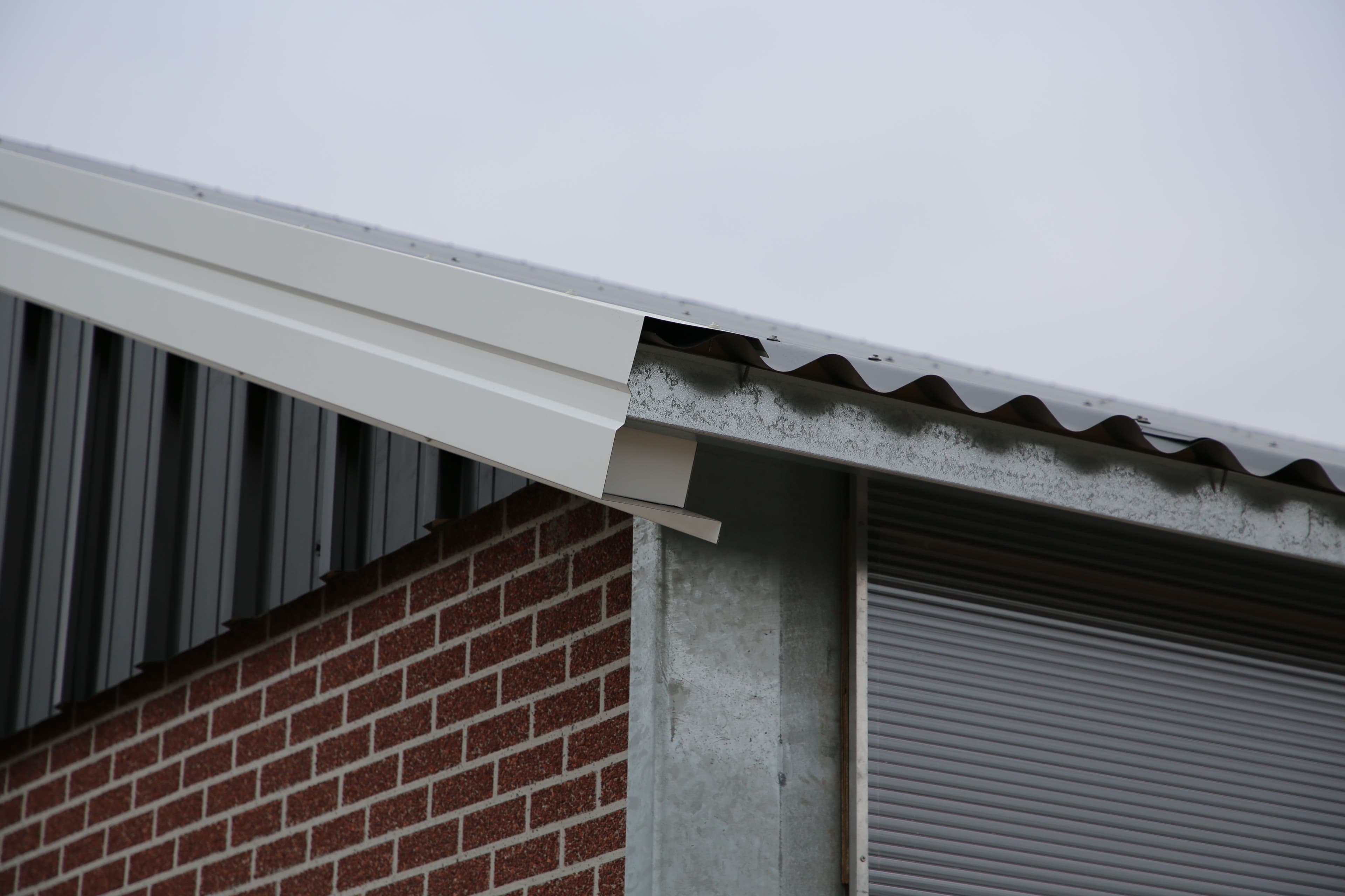 Dakrand van de kalverstal van Vrielink in Rossum met geïsoleerde dakpanelen