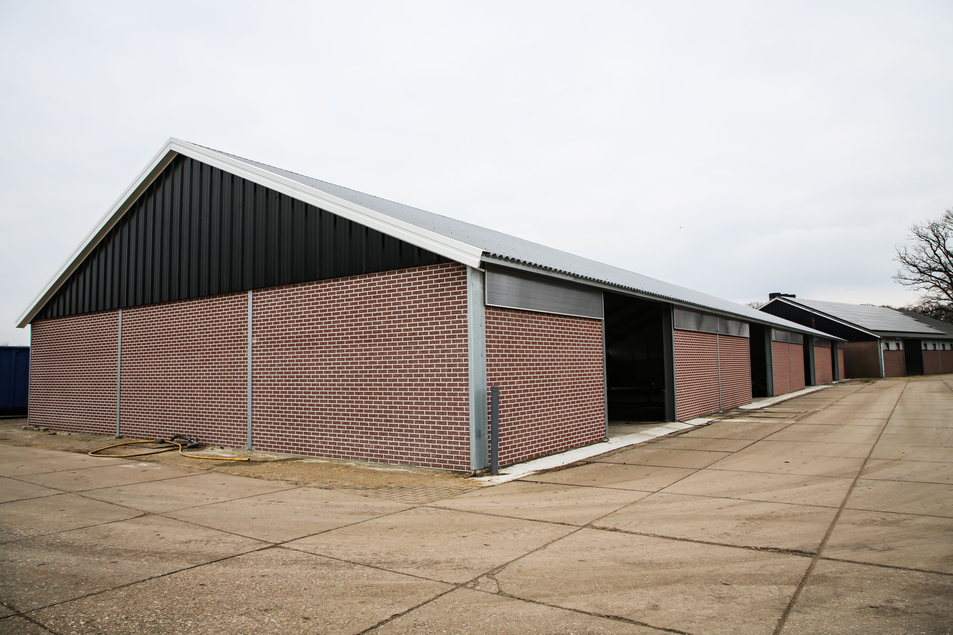 Overzicht van de kalverstal van Vrielink in Rossum met gevel- en dakbeplating