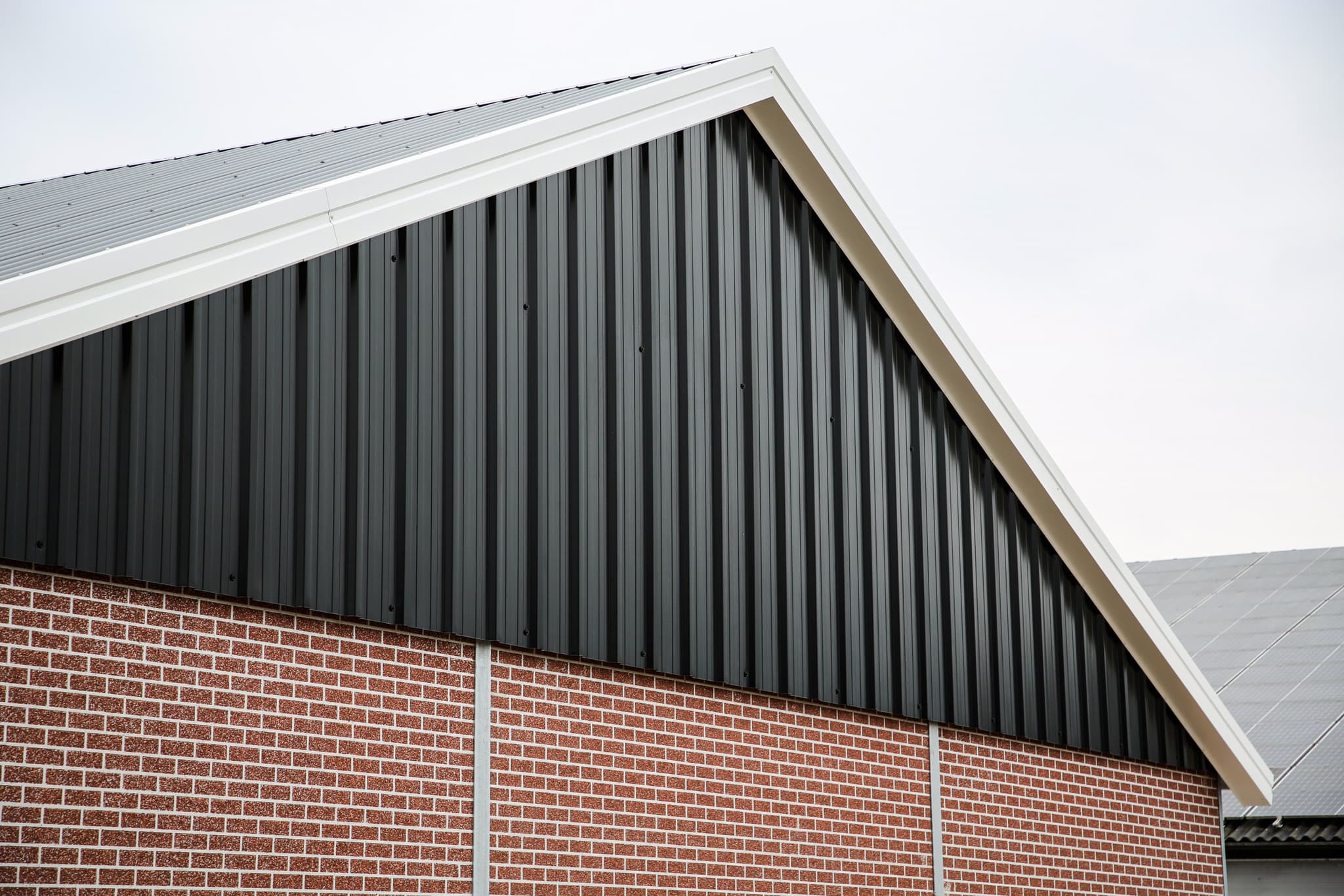 Gevel van de kalverstal van Vrielink in Rossum met verticale gevelbeplating