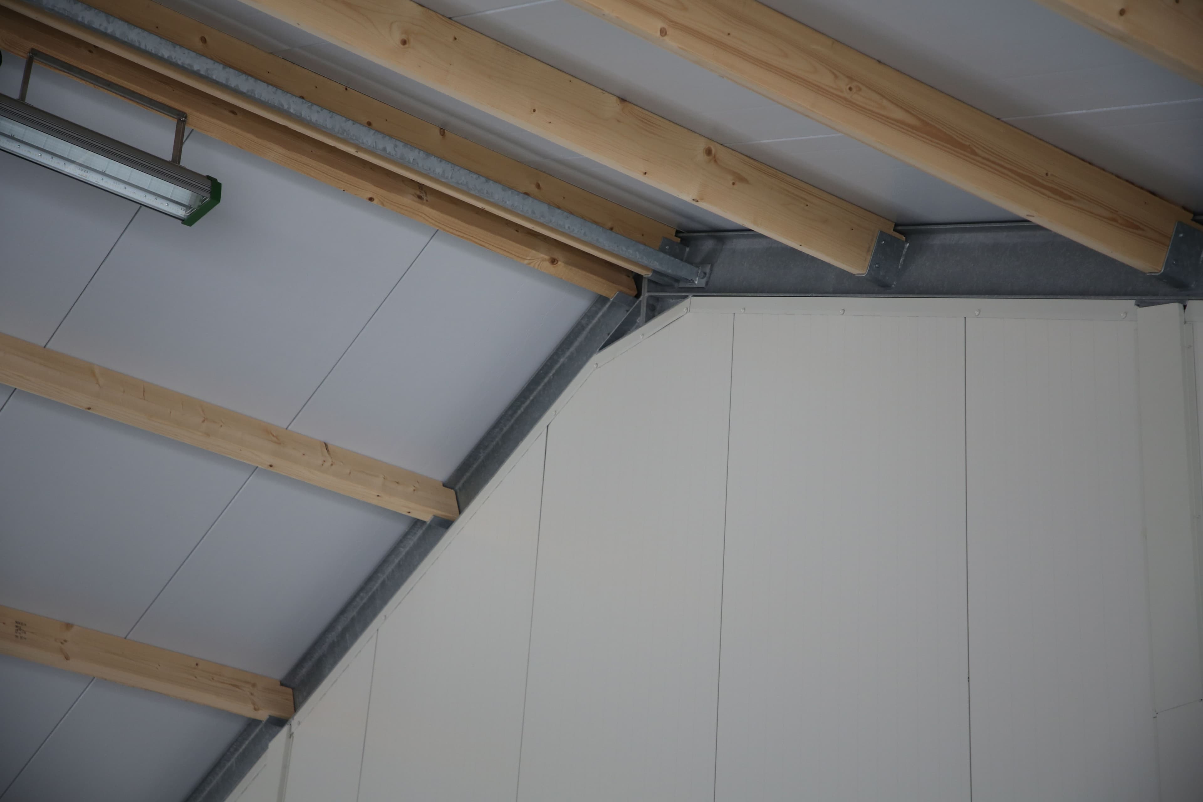 Binnenzijde van de kalverstal van Vrielink in Rossum met geïsoleerde dakpanelen