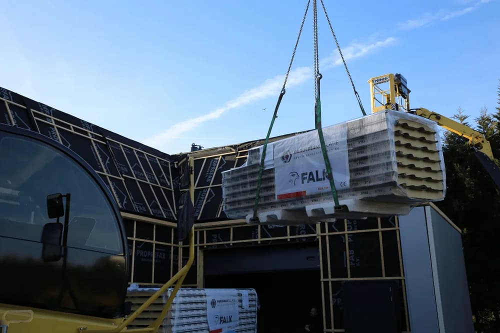 Verrijker plaatst sandwichpanelen op dakconstructie