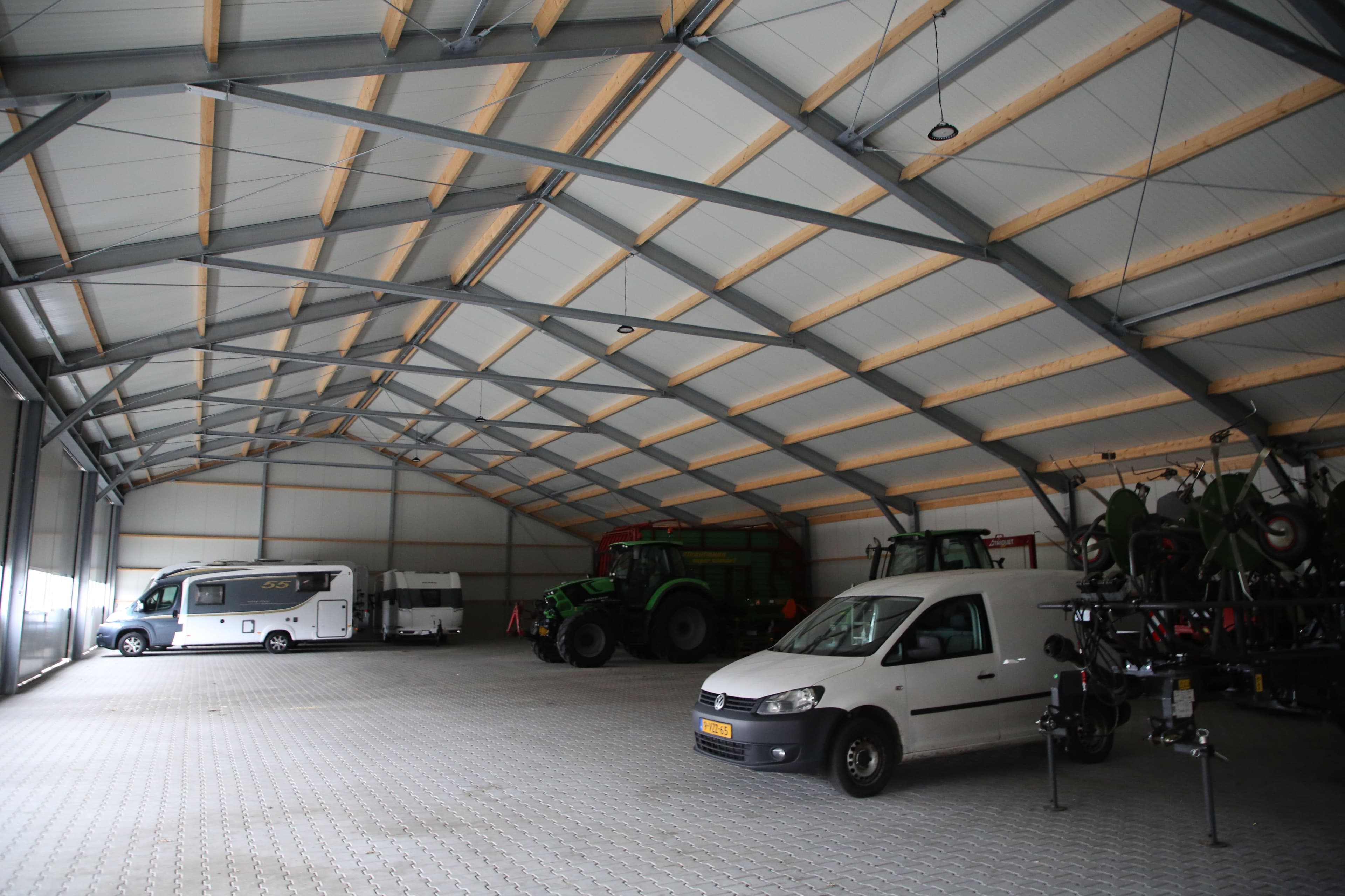 Binnenzijde van een bedrijfshal machineberging in Fleringen