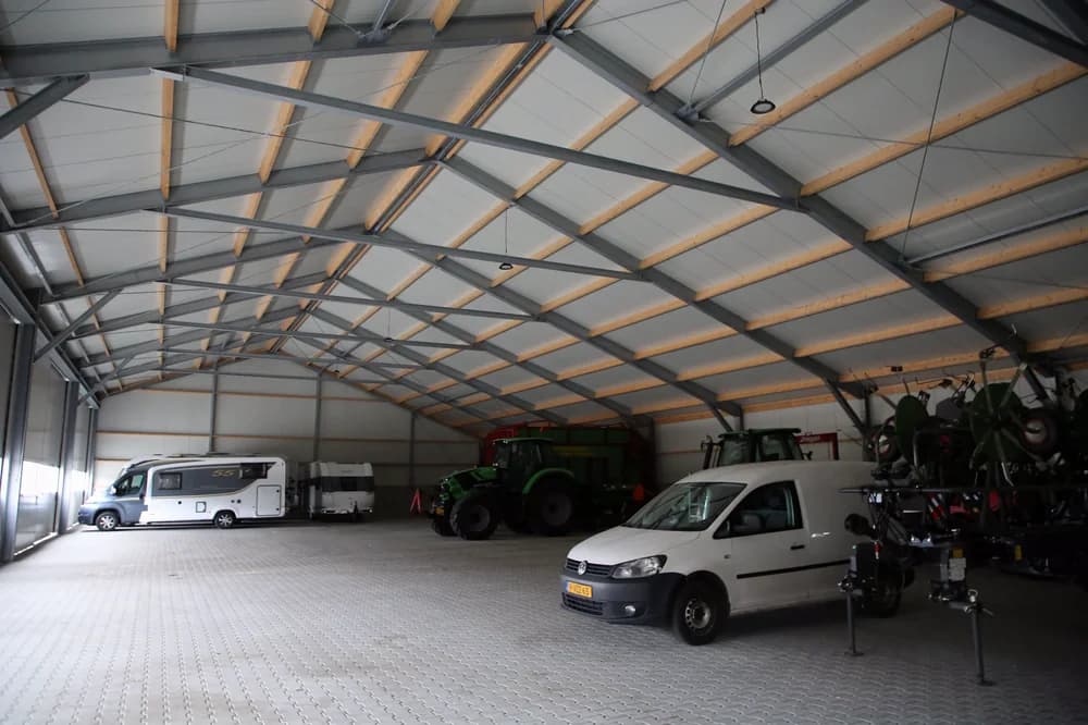 Binnenzijde van een bedrijfshal machineberging in Fleringen