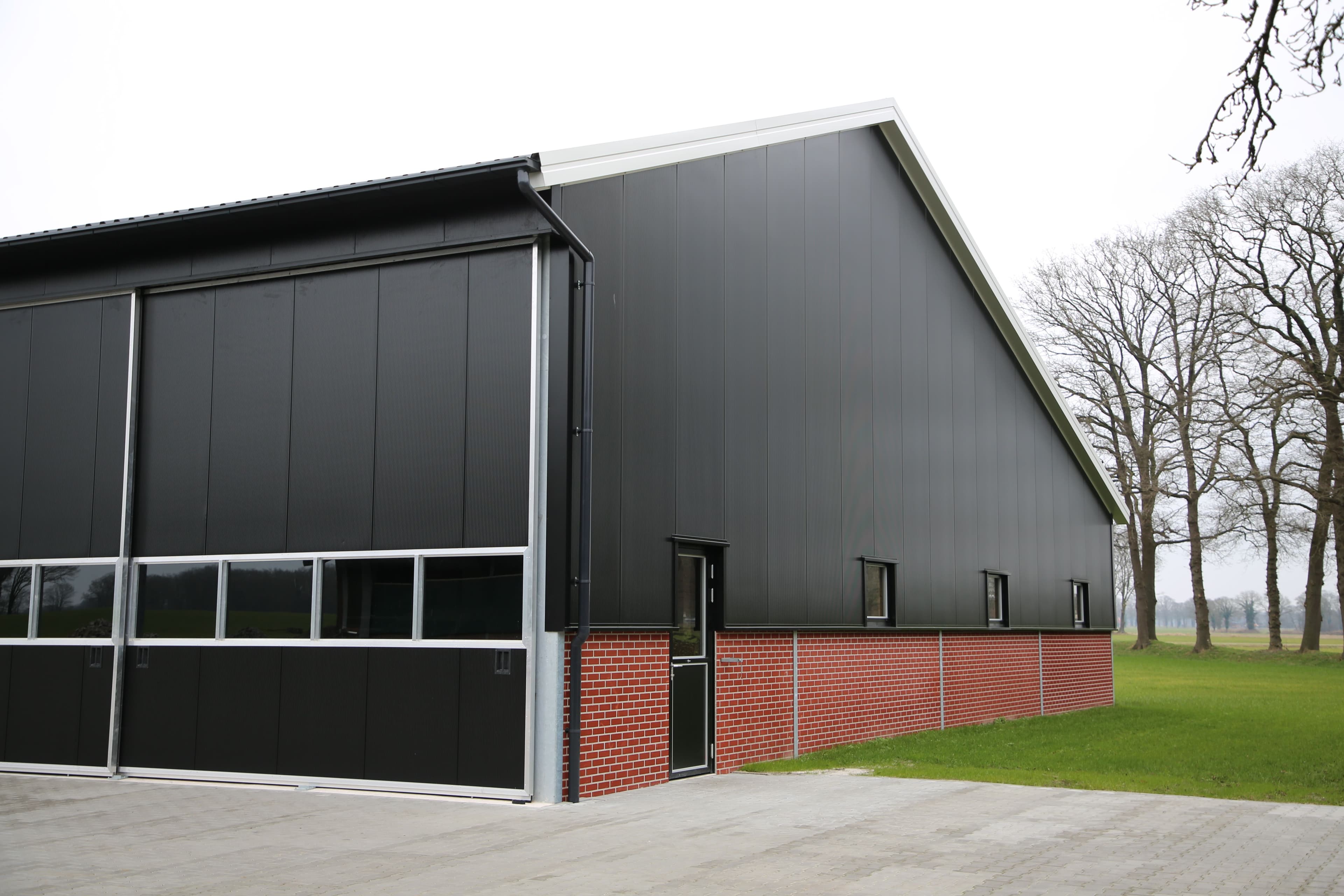 Nieuwbouw machineberging van Haamberg in Fleringen met zwarte sandwichpanelen