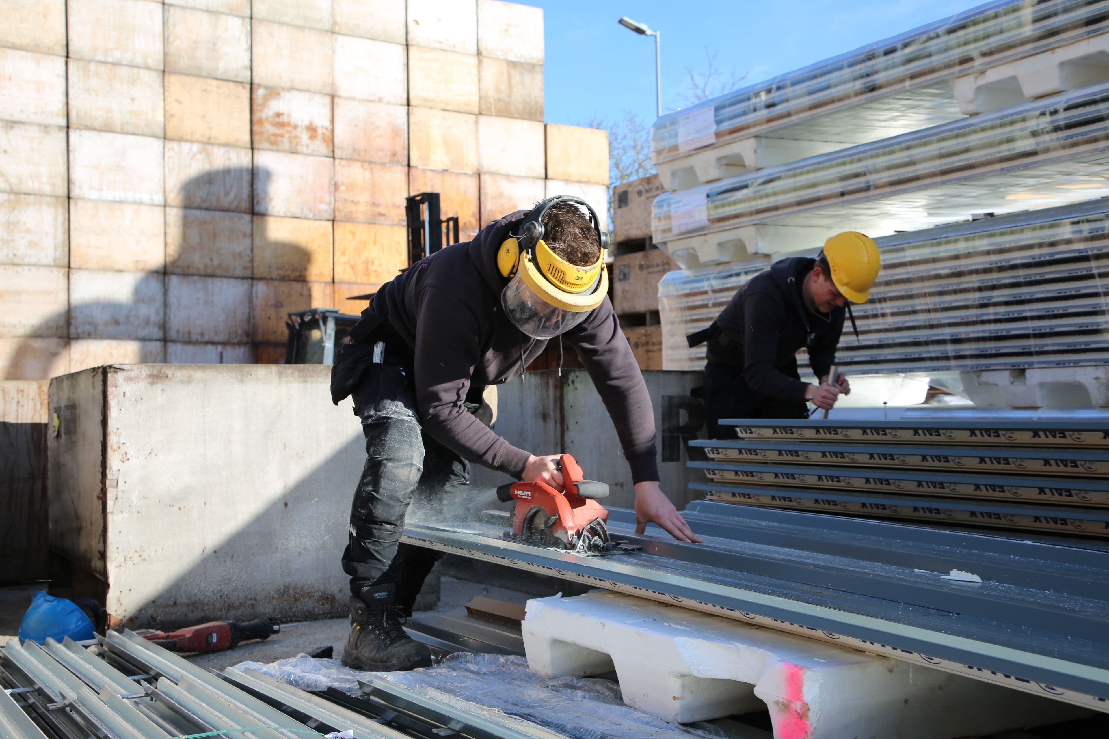 Sandwichpaneel wordt op maat gezaagd voor montage