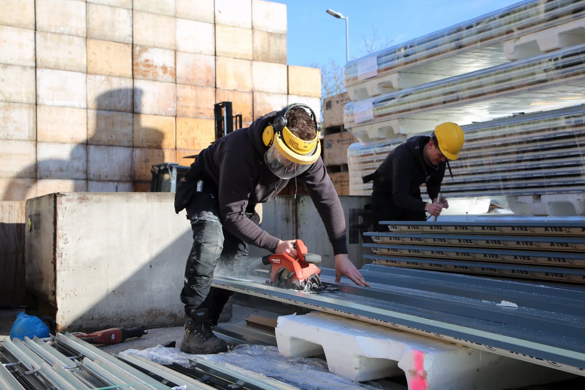 Sandwichpaneel wordt op maat gezaagd voor montage