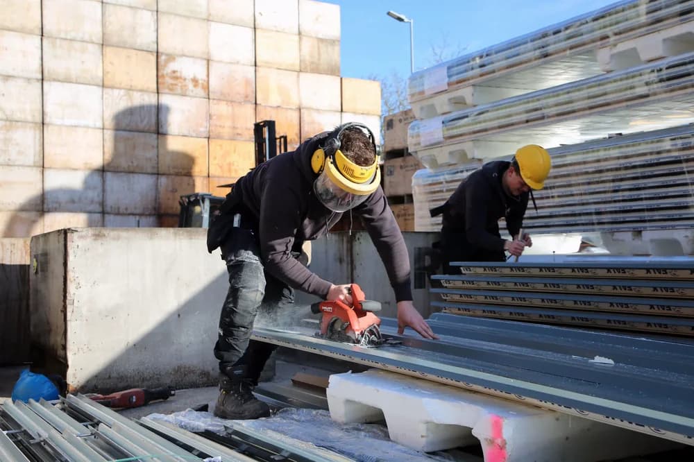 Sandwichpaneel wordt op maat gezaagd voor montage