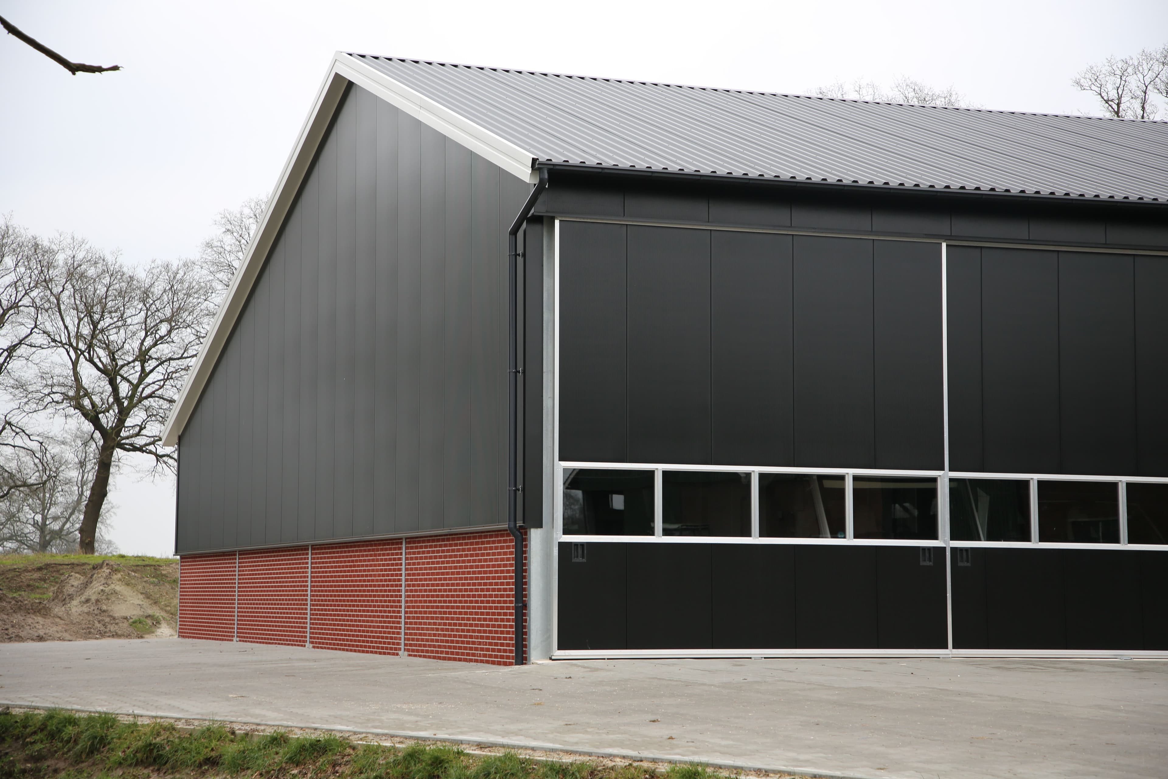 Gevel van de machineberging van Haamberg in Fleringen met sandwichpanelen