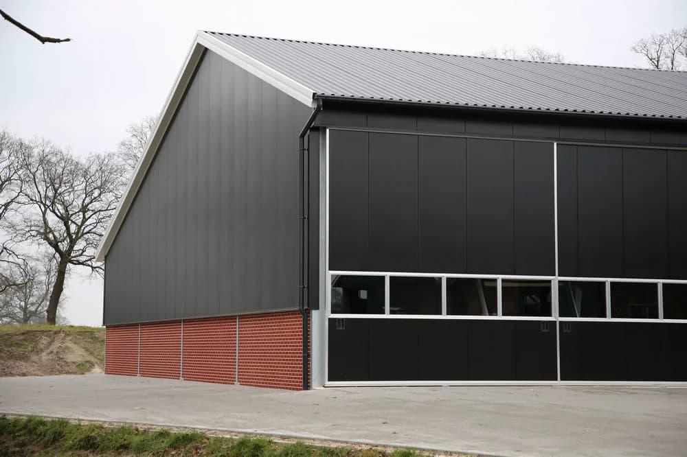 Gevel van de machineberging van Haamberg in Fleringen met sandwichpanelen