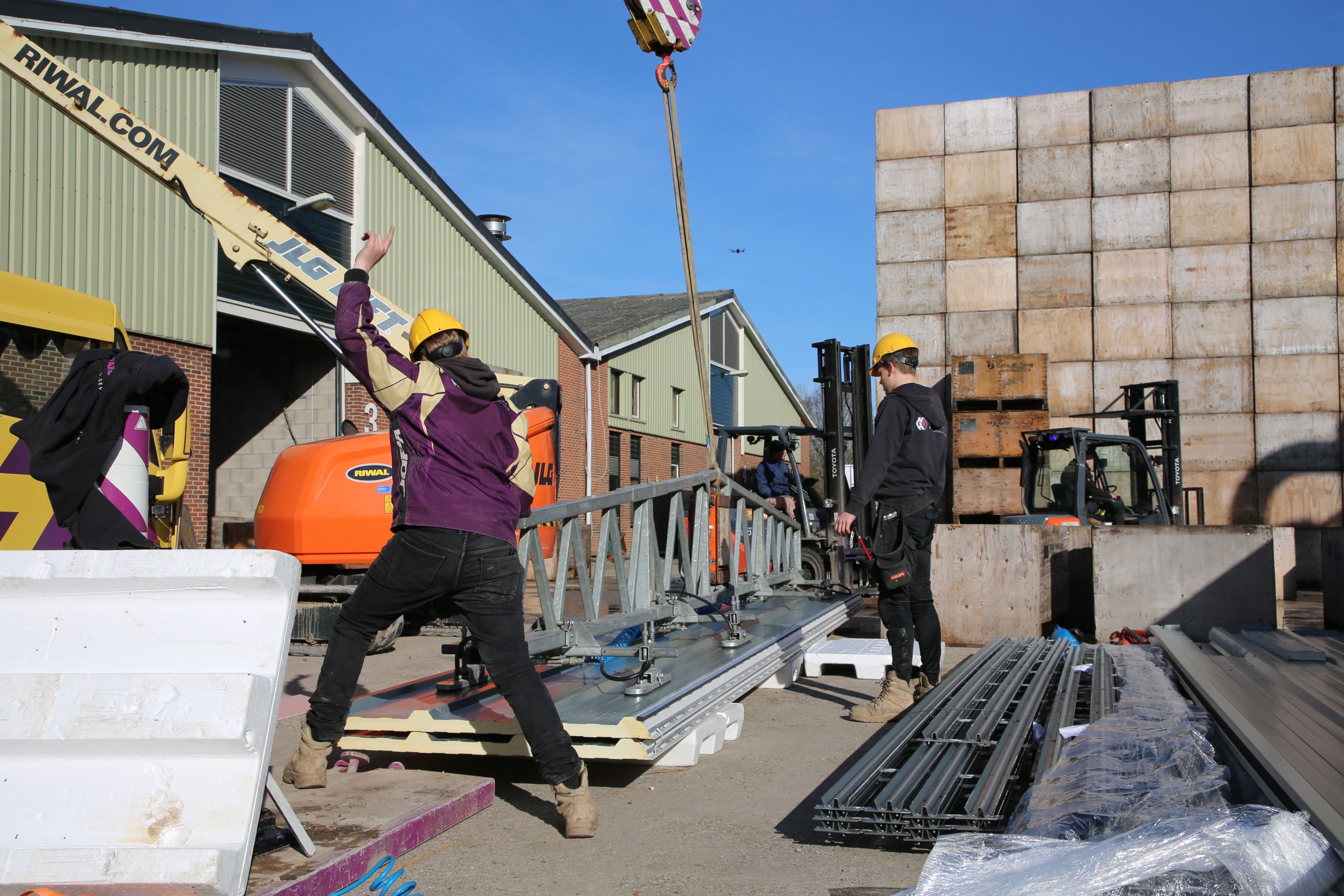 Team van Hardeman Isolatie werkt aan montage van dak- en gevelbekleding op bouwplaats