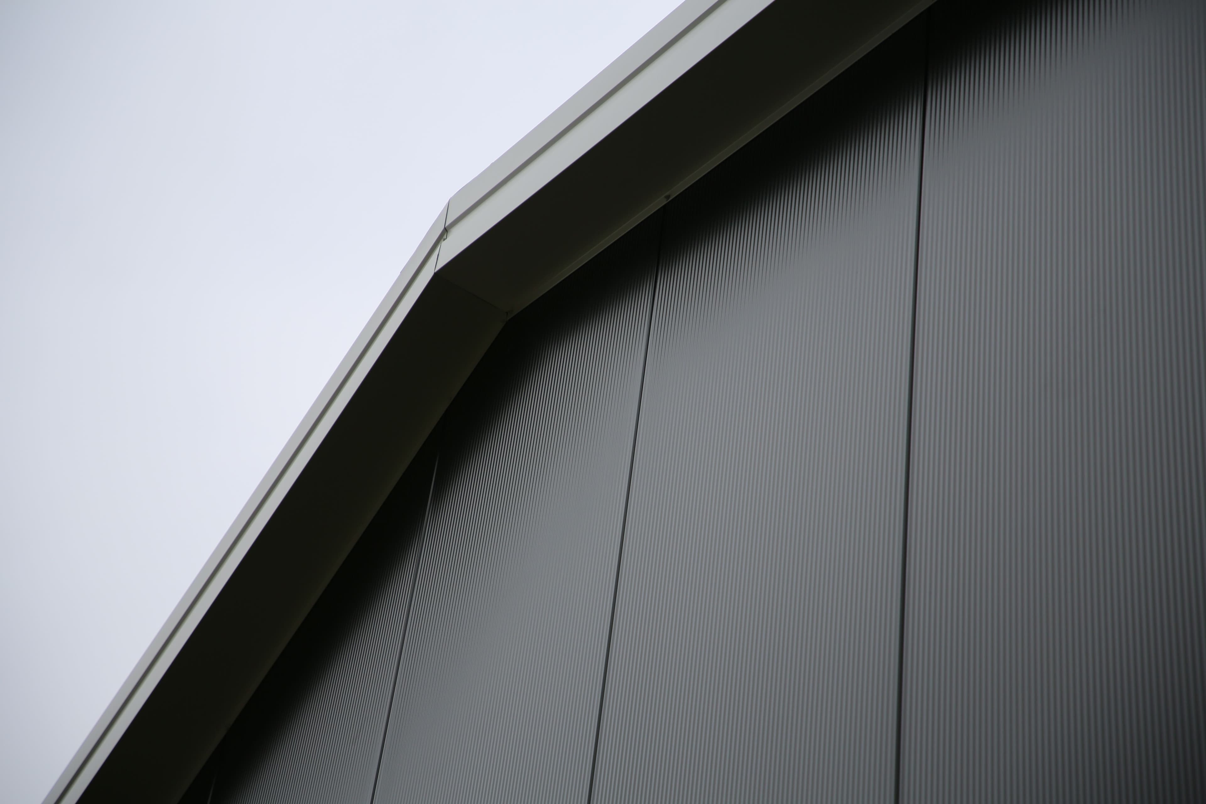 Detail van de gevel met sandwichpanelen bij de machineberging van Haamberg in Fleringen