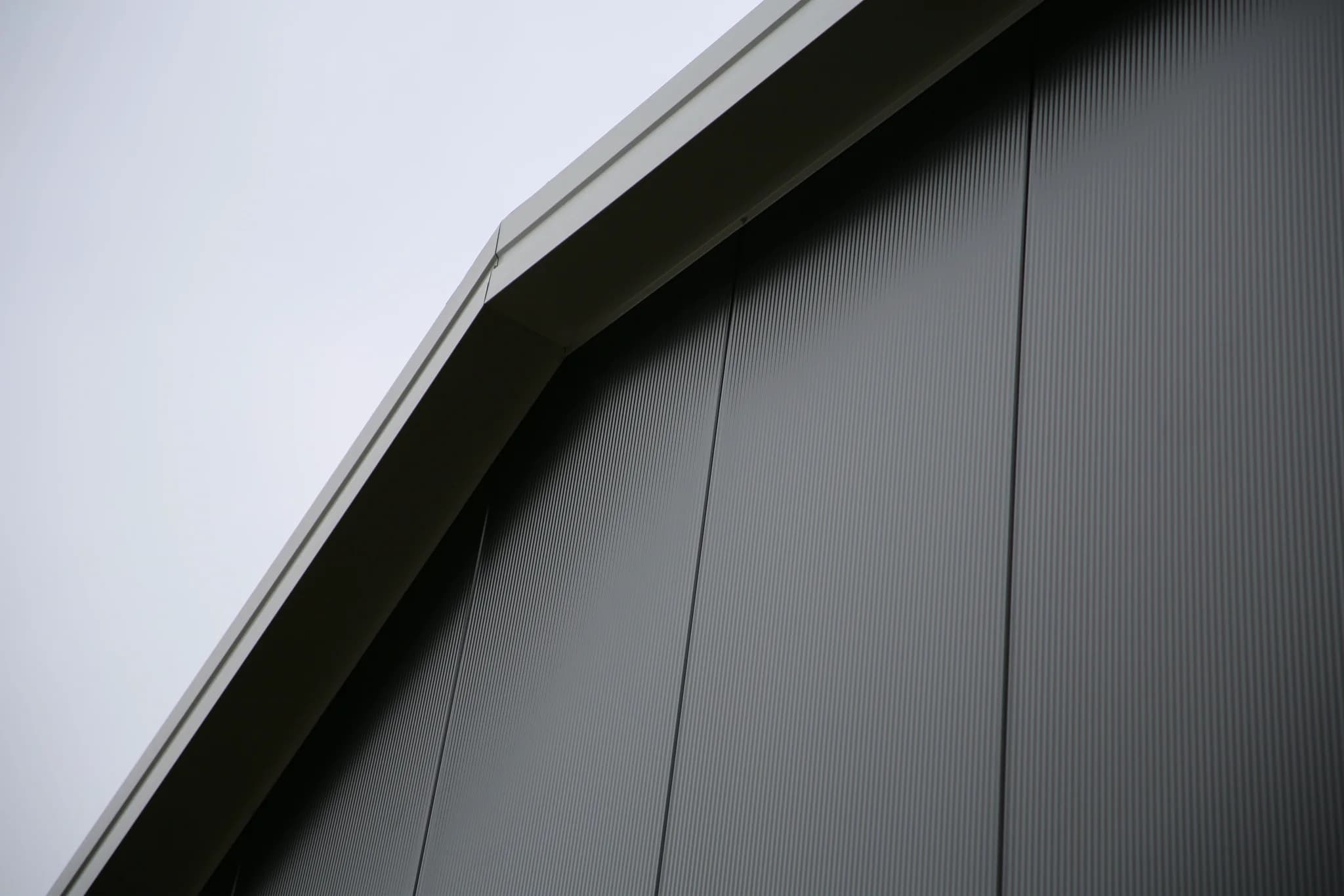 Detail van de gevel met sandwichpanelen bij de machineberging van Haamberg in Fleringen