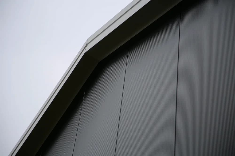 Detail van de gevel met sandwichpanelen bij de machineberging van Haamberg in Fleringen