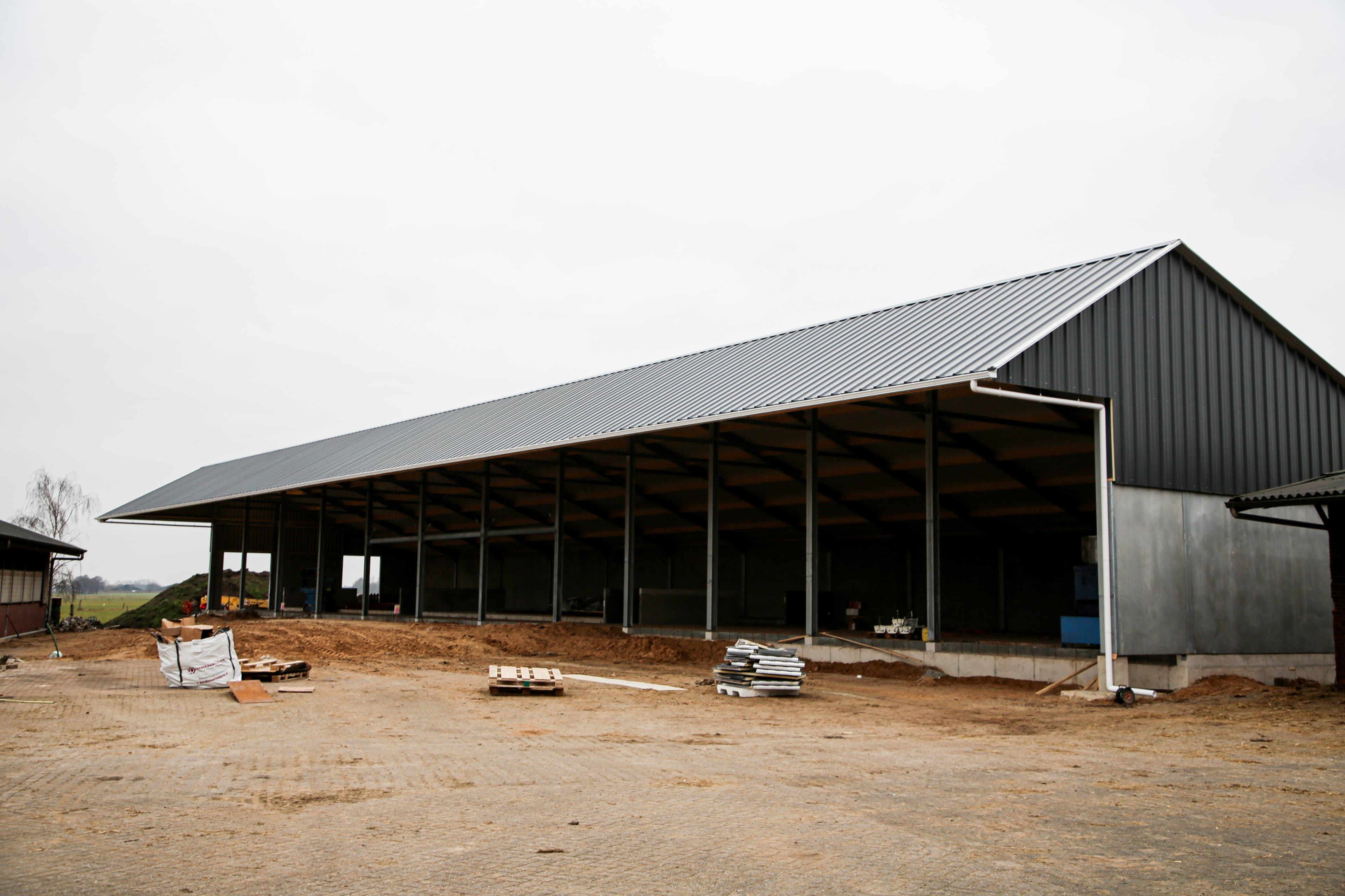 Buitenkant van de jongveestal in Geesteren met stalen gevelbeplating