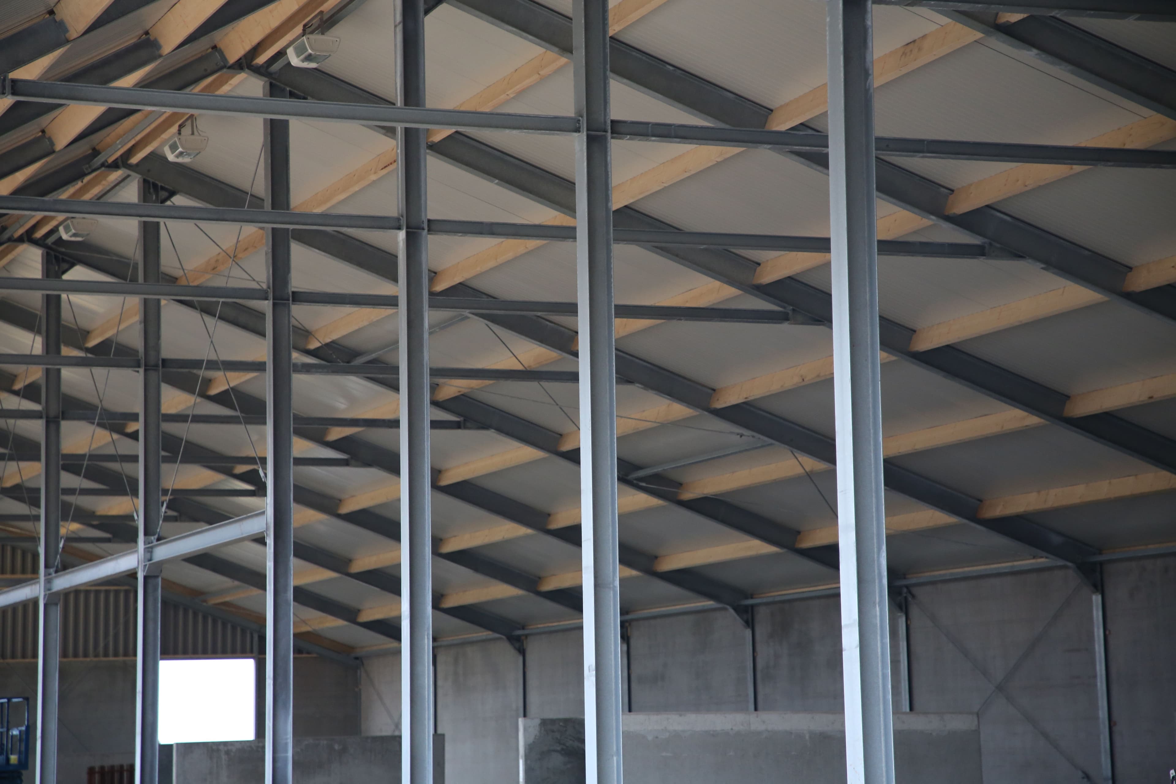 Binnenzijde van de jongveestal in Geesteren met stalen constructie en dakpanelen