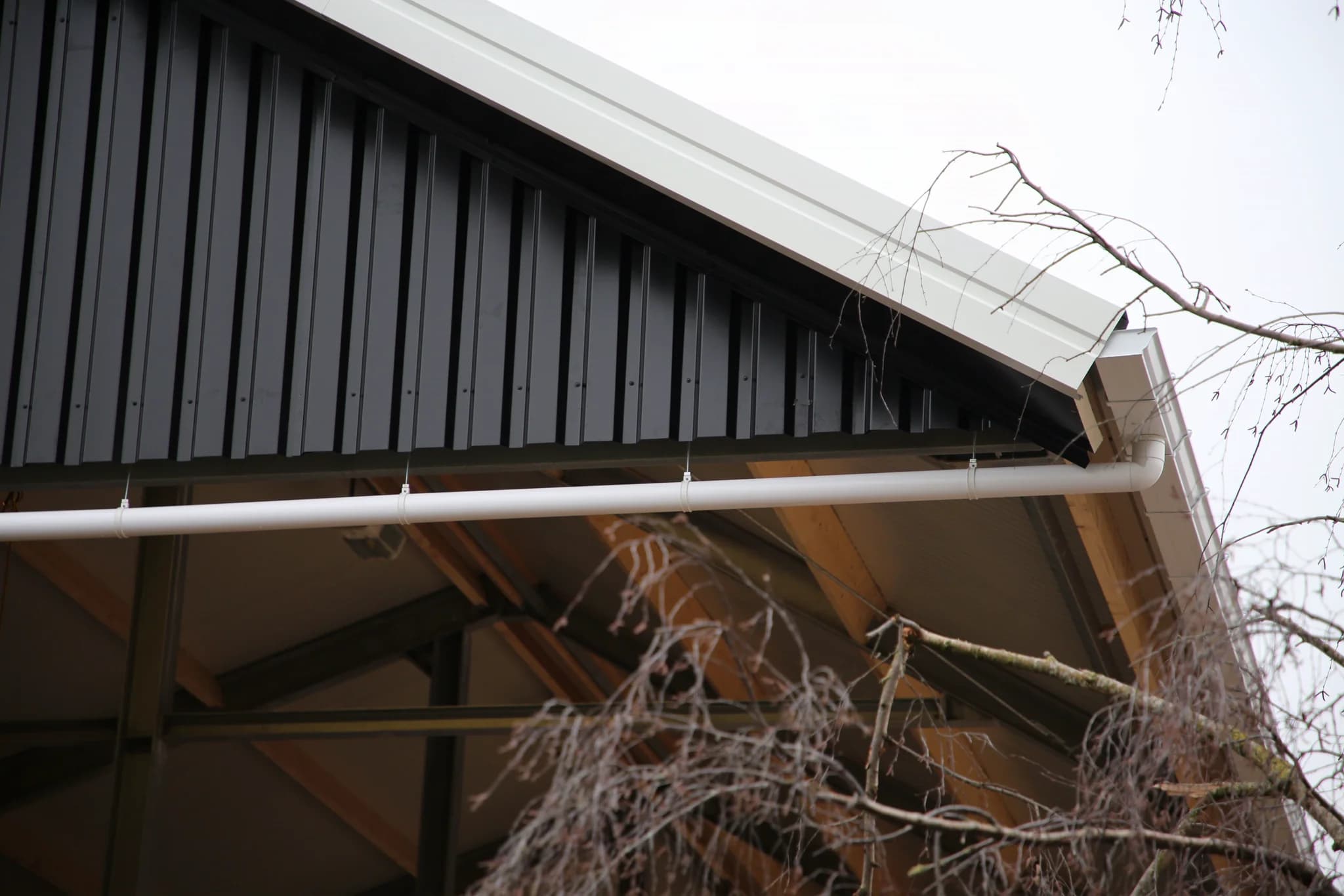Dakrand en gevel van de jongveestal in Geesteren met stalen gevelbeplating