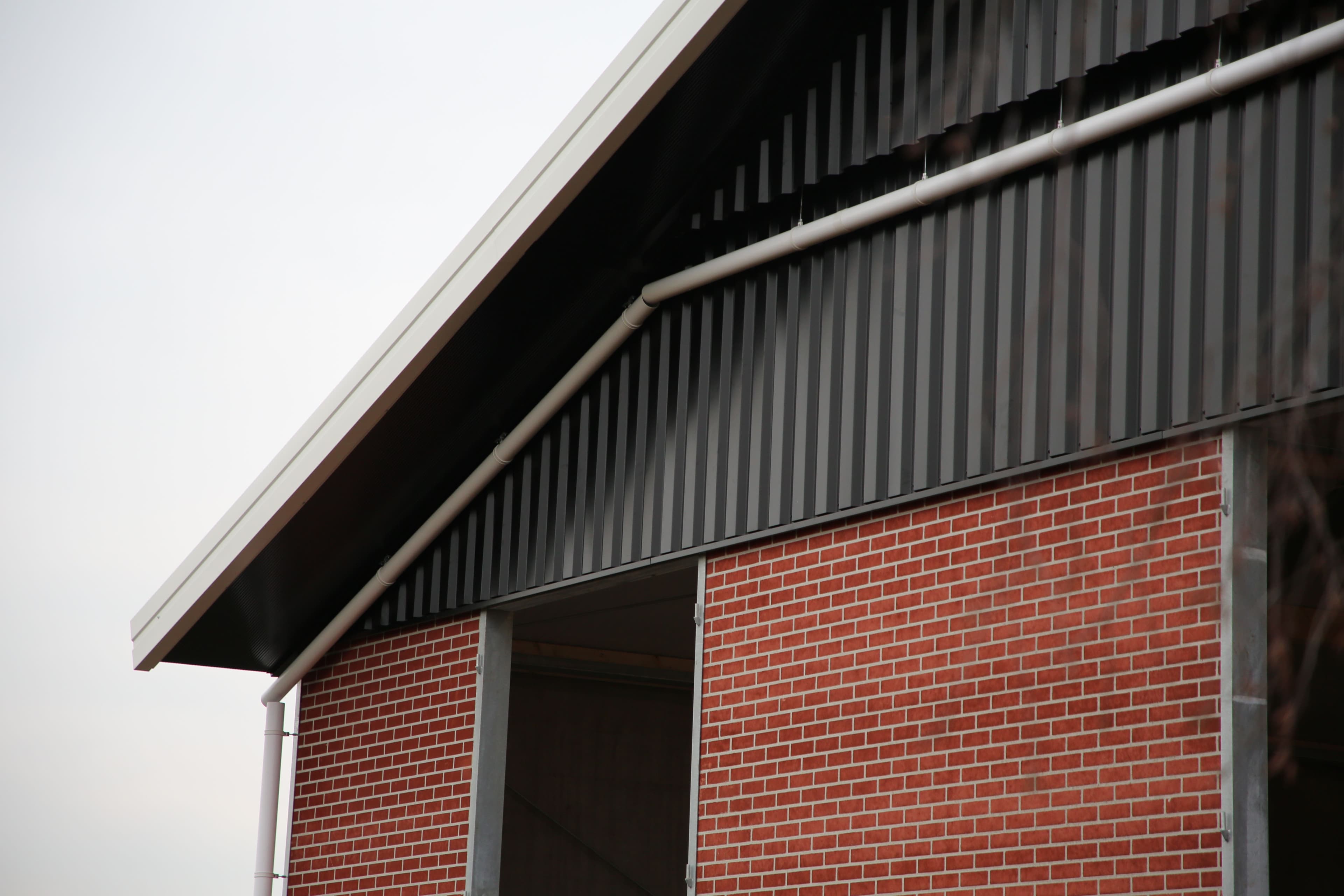 Gevelbeplating van de jongveestal in Geesteren met damwandprofielen