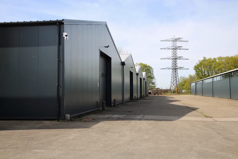 Bedrijfshallen in Bemmel met moderne dak- en gevelbekleding door Hardeman Isolatie