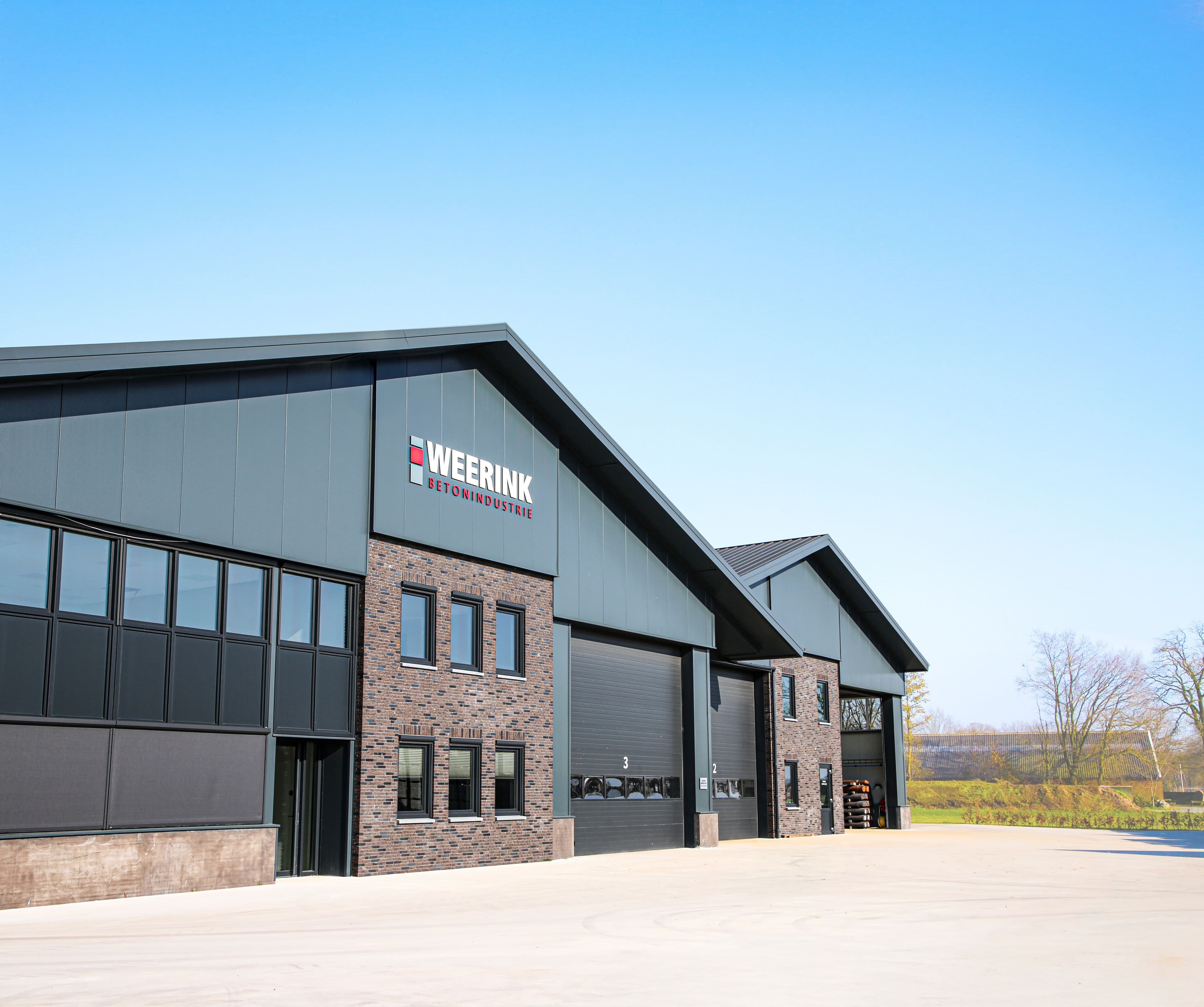 Gevelrenovatie van modern bedrijfspand met donkere gevelpanelen